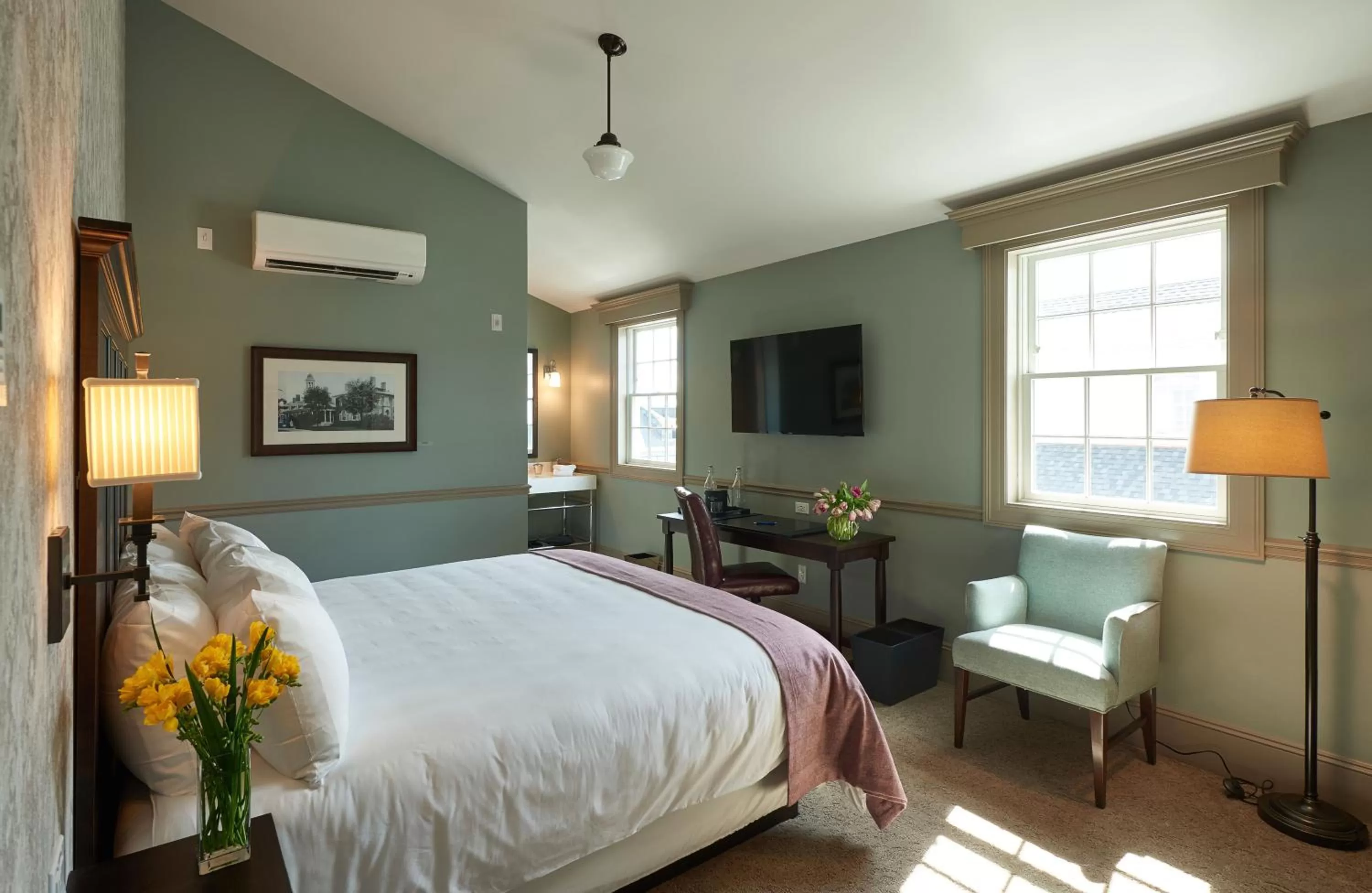 Photo of the whole room, Bed in The Groton Inn