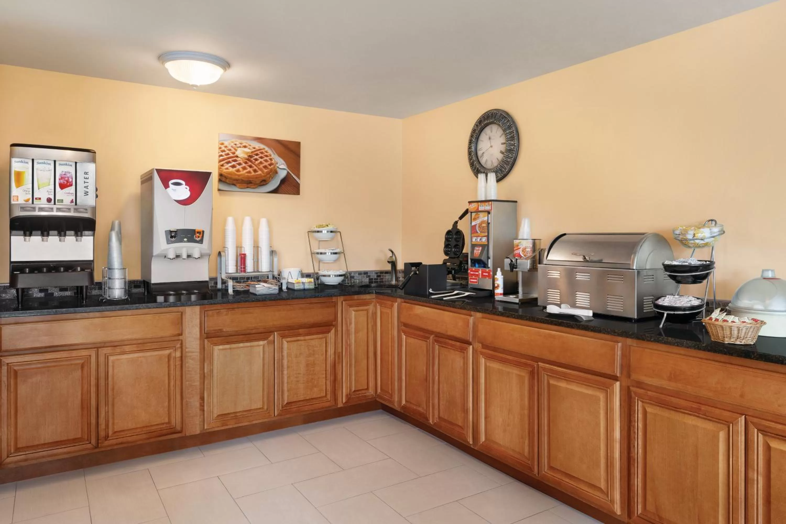 Coffee/tea facilities in Days Inn by Wyndham Middletown/Newport Area