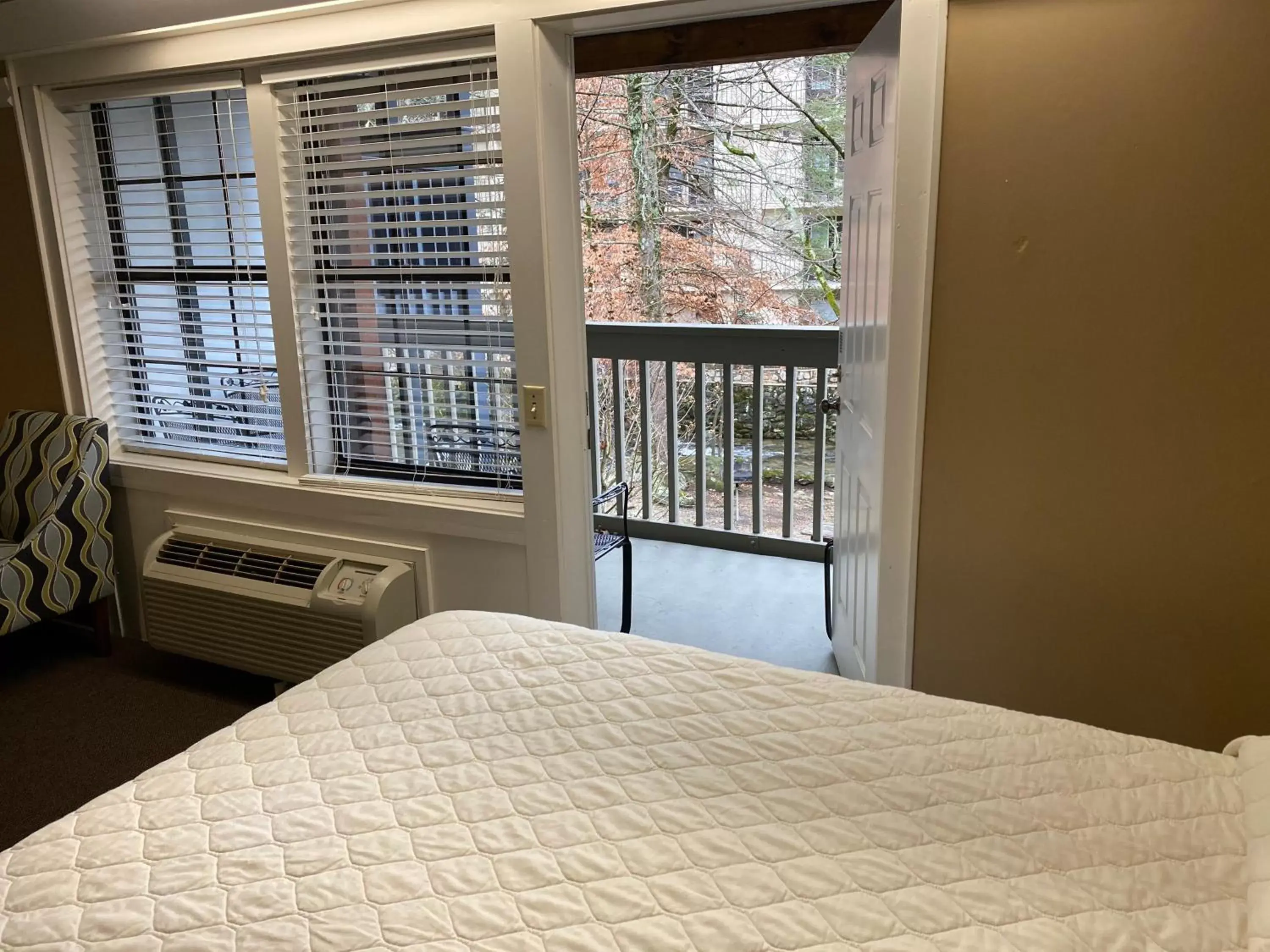 Bed in Carr's Northside Hotel and Cottages