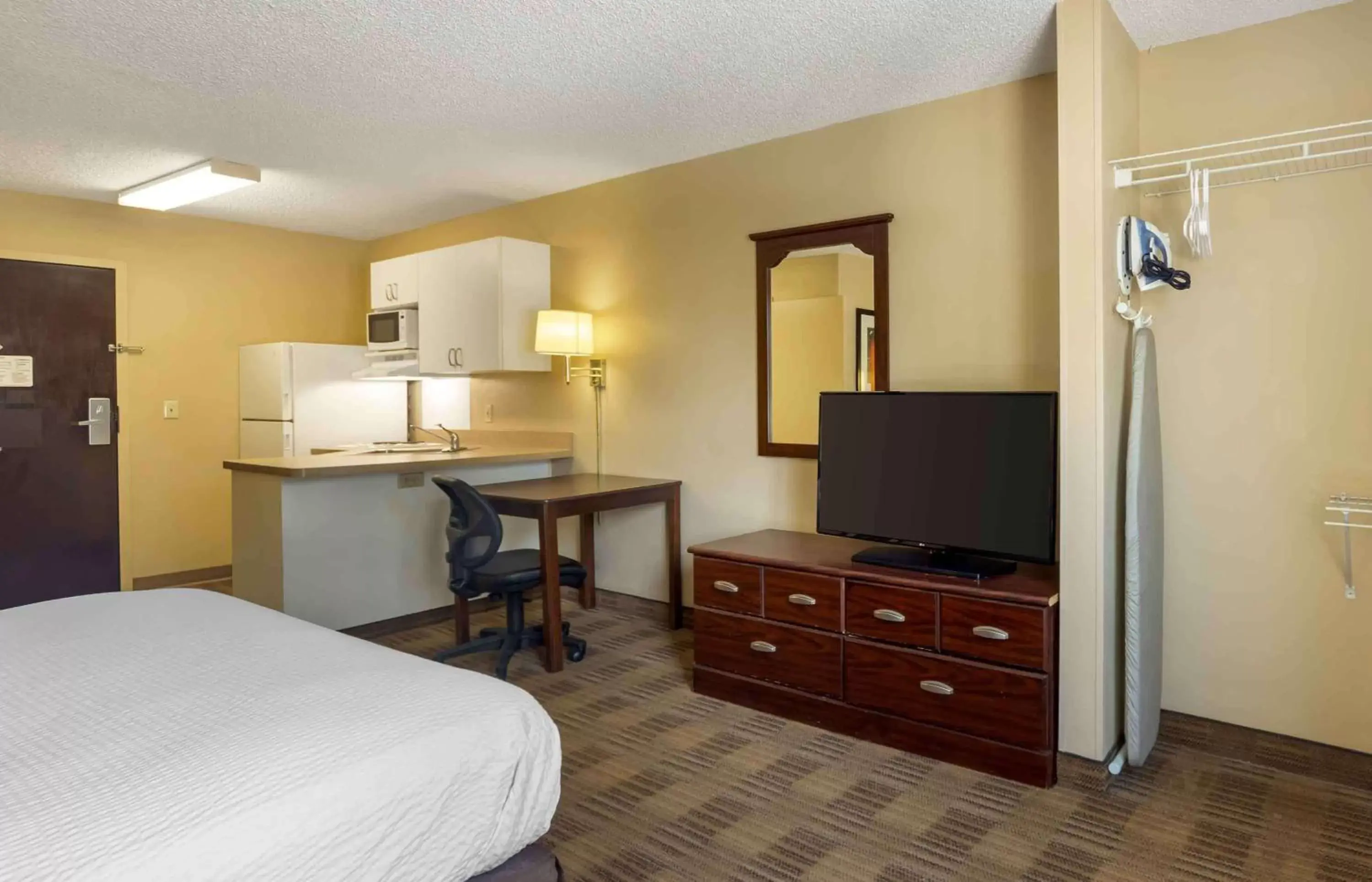 Bedroom, TV/Entertainment Center in Extended Stay America Suites - Oklahoma City - NW Expressway