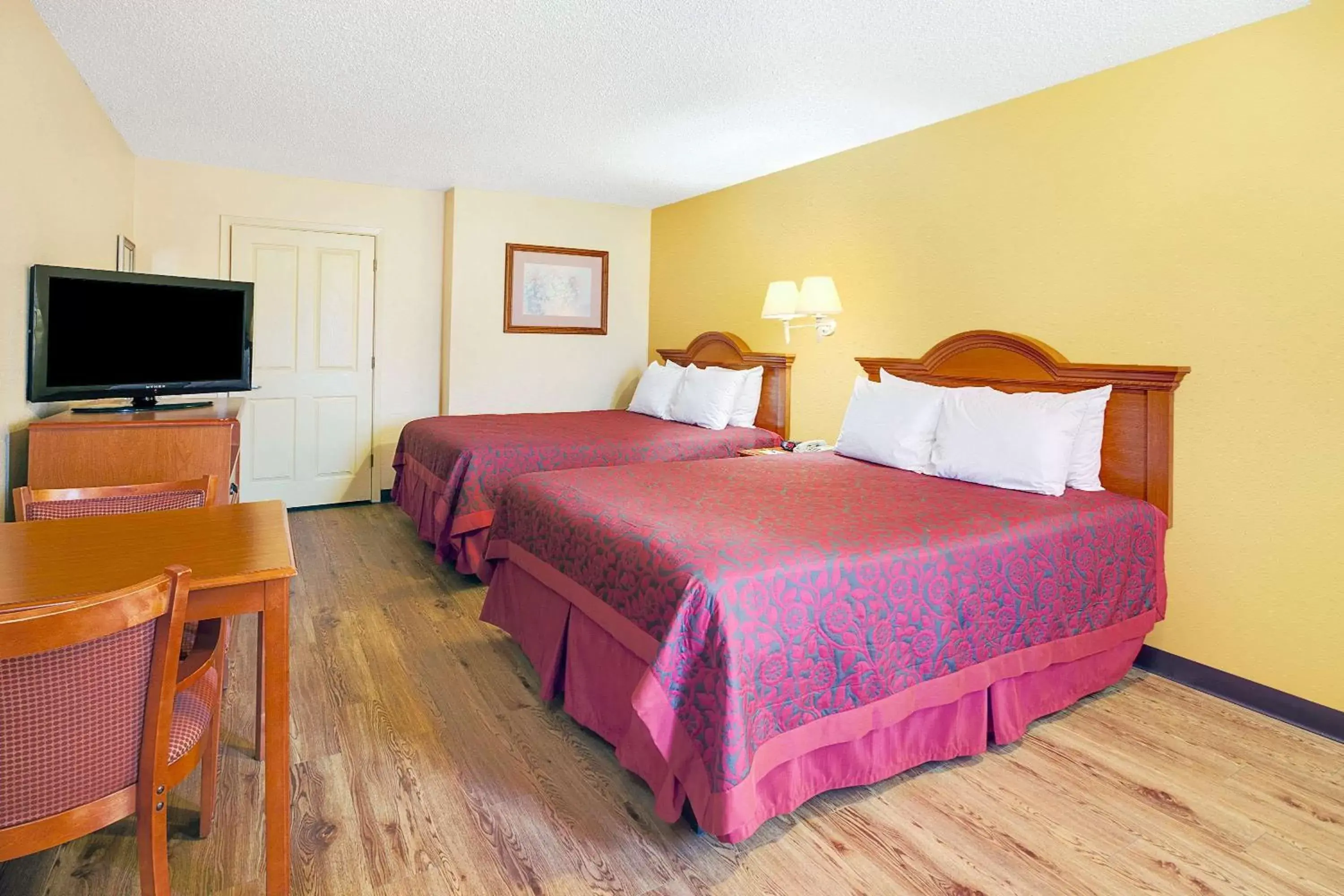 Photo of the whole room, Bed in Days Inn by Wyndham Boerne