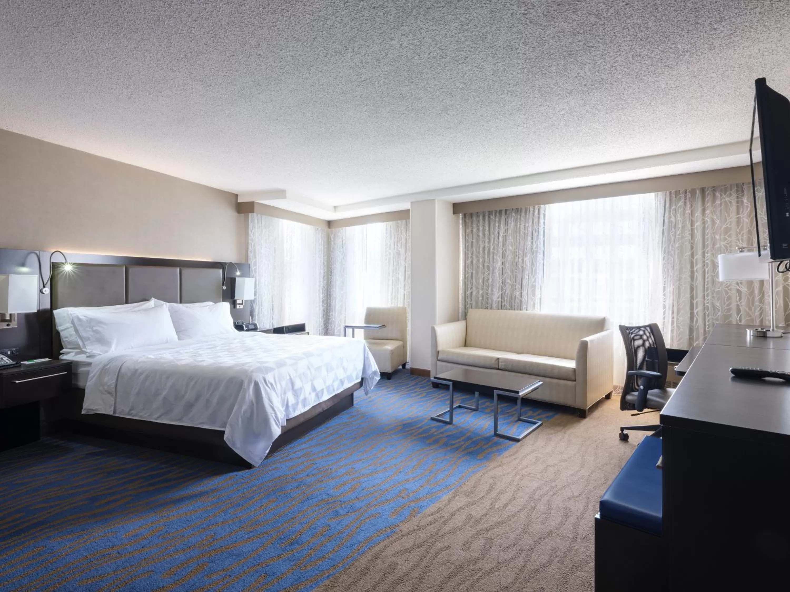 Photo of the whole room, Bed in Holiday Inn Washington Capitol-National Mall by IHG