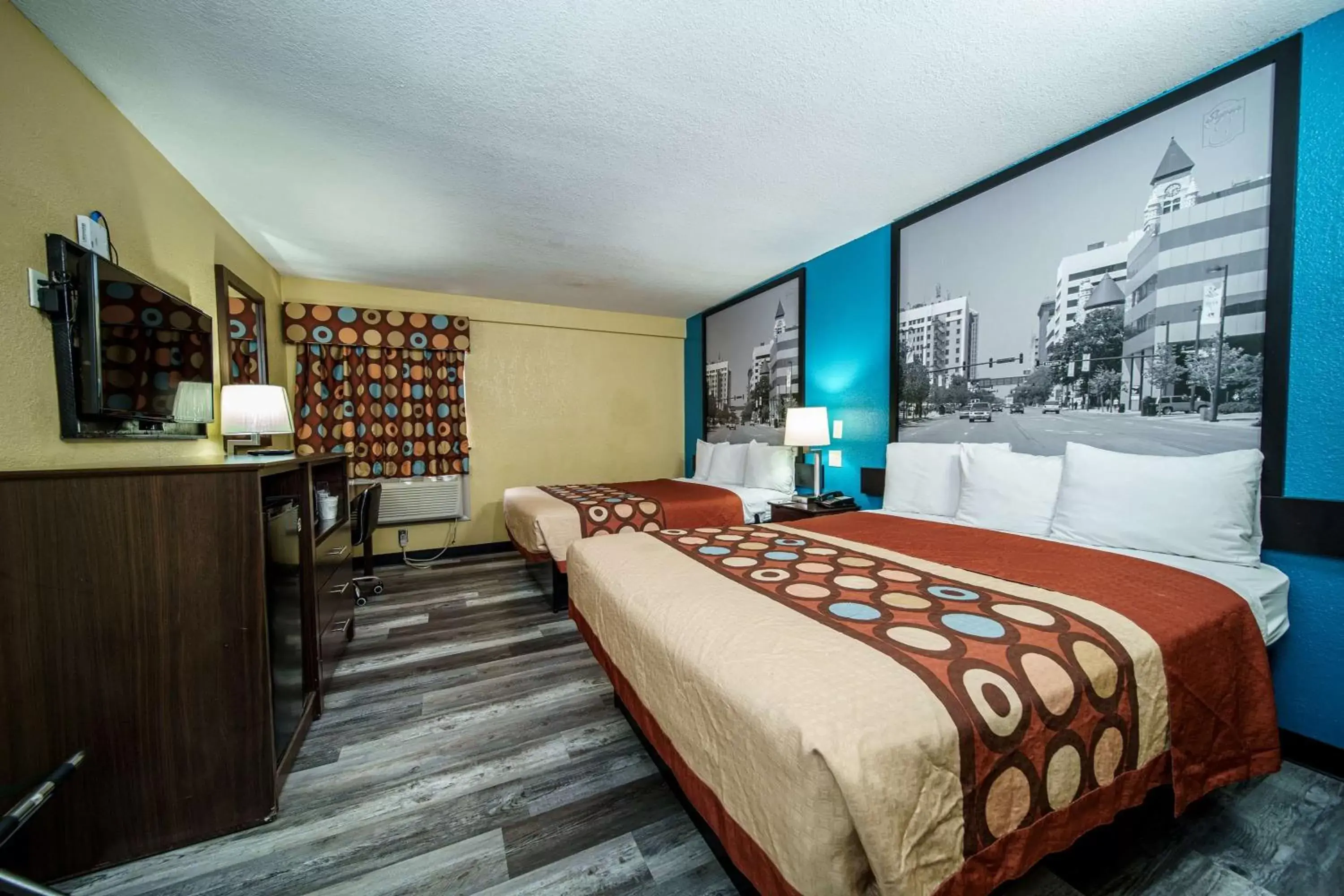 Photo of the whole room, Bed in Super 8 by Wyndham Wichita Airport West Kellogg