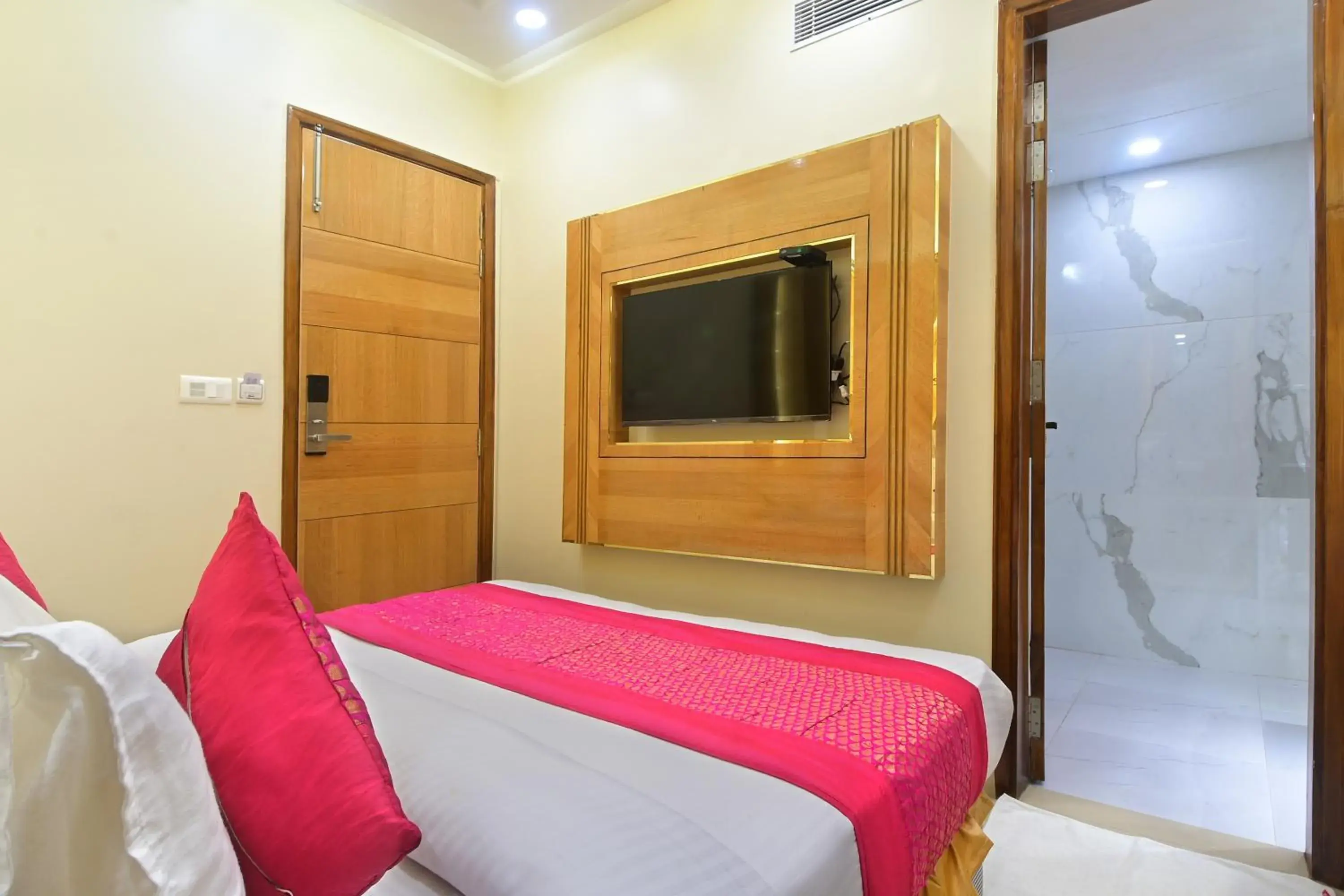 TV and multimedia, Bed in Hotel Gold Palace - 03 Mins Walk From New Delhi Railway Station