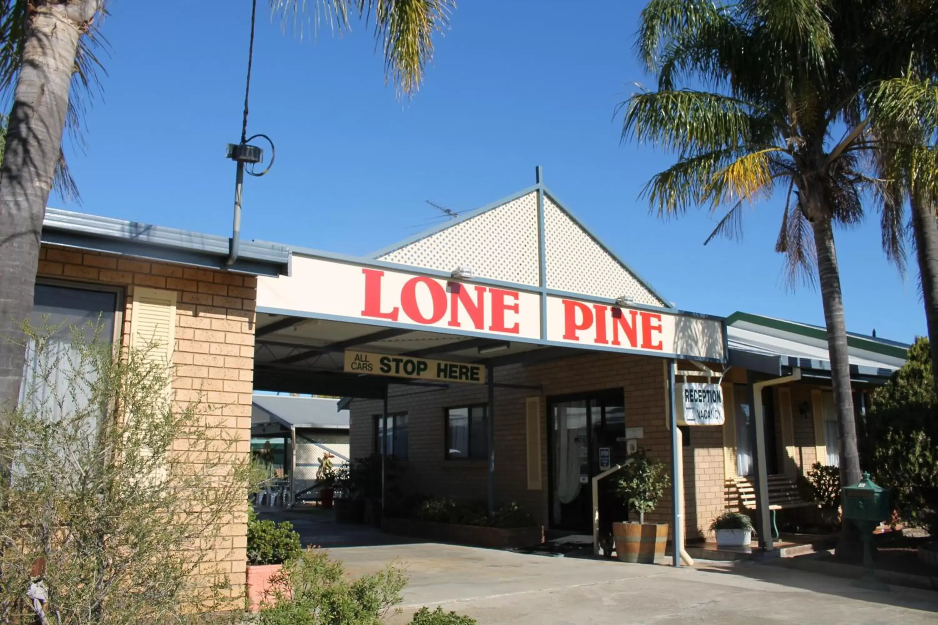 Facade/entrance in Lone Pine Motel