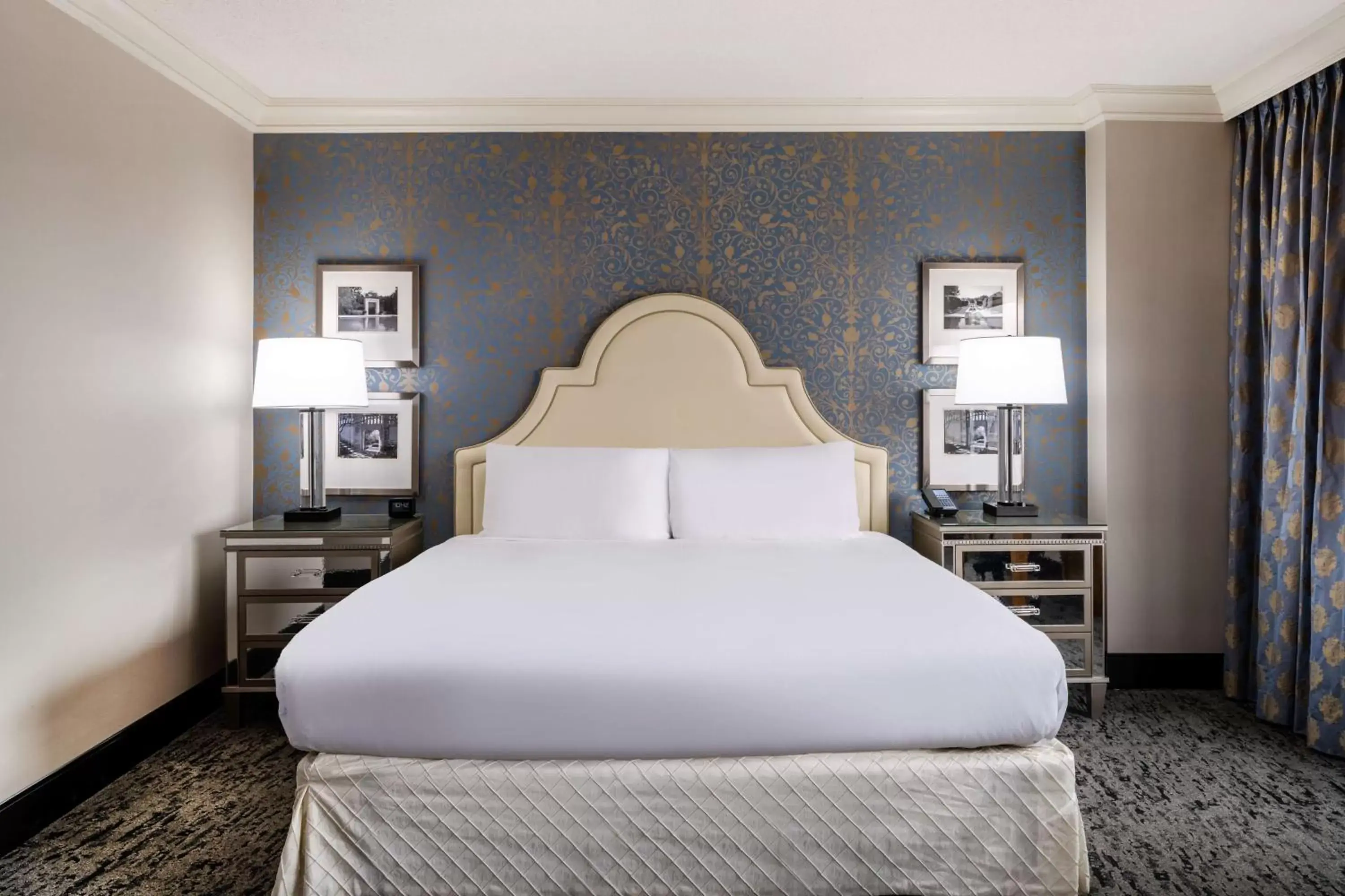 Bed in Hilton Dallas Lincoln Centre
