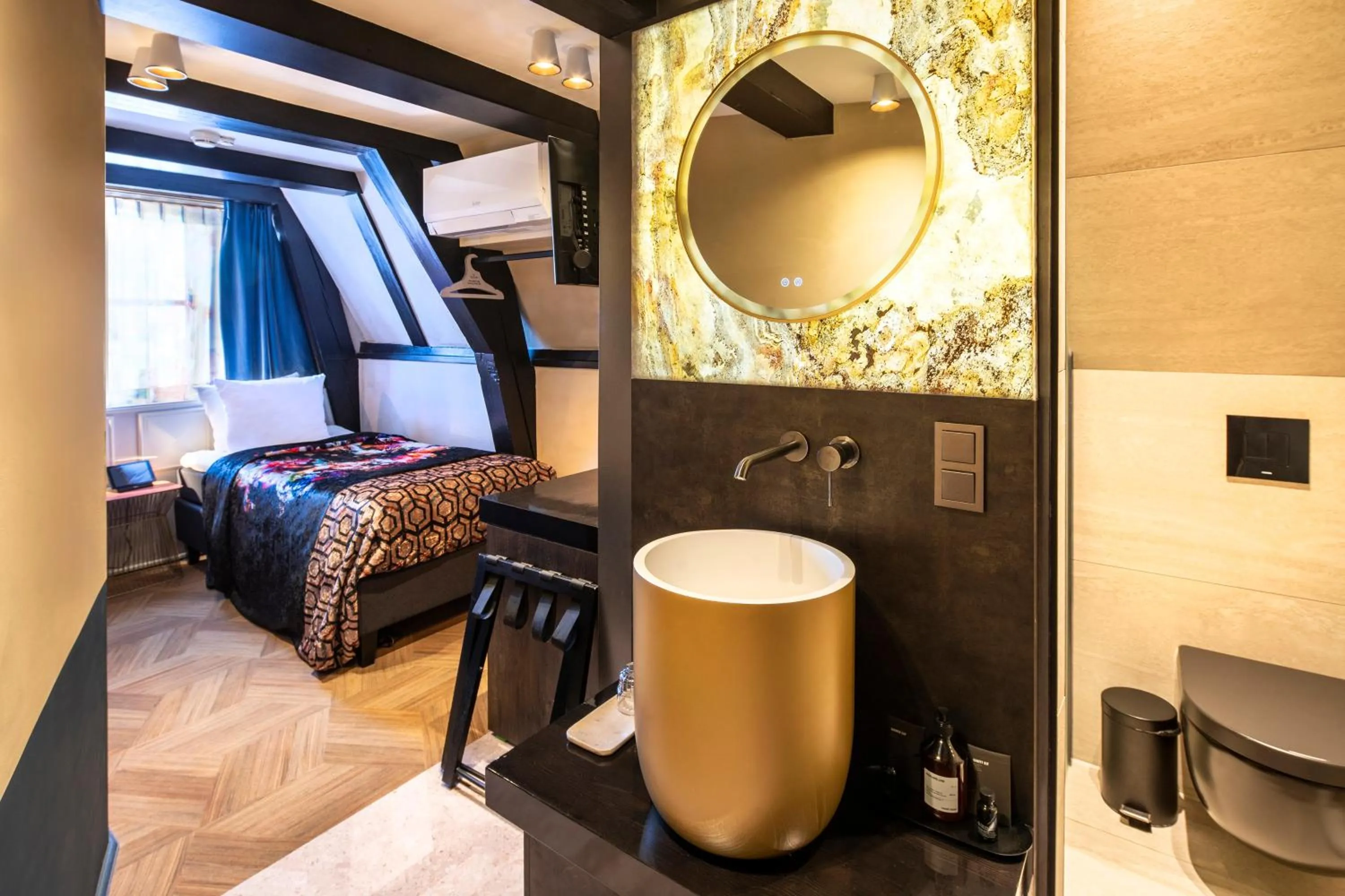 Photo of the whole room in Rokin Hotel