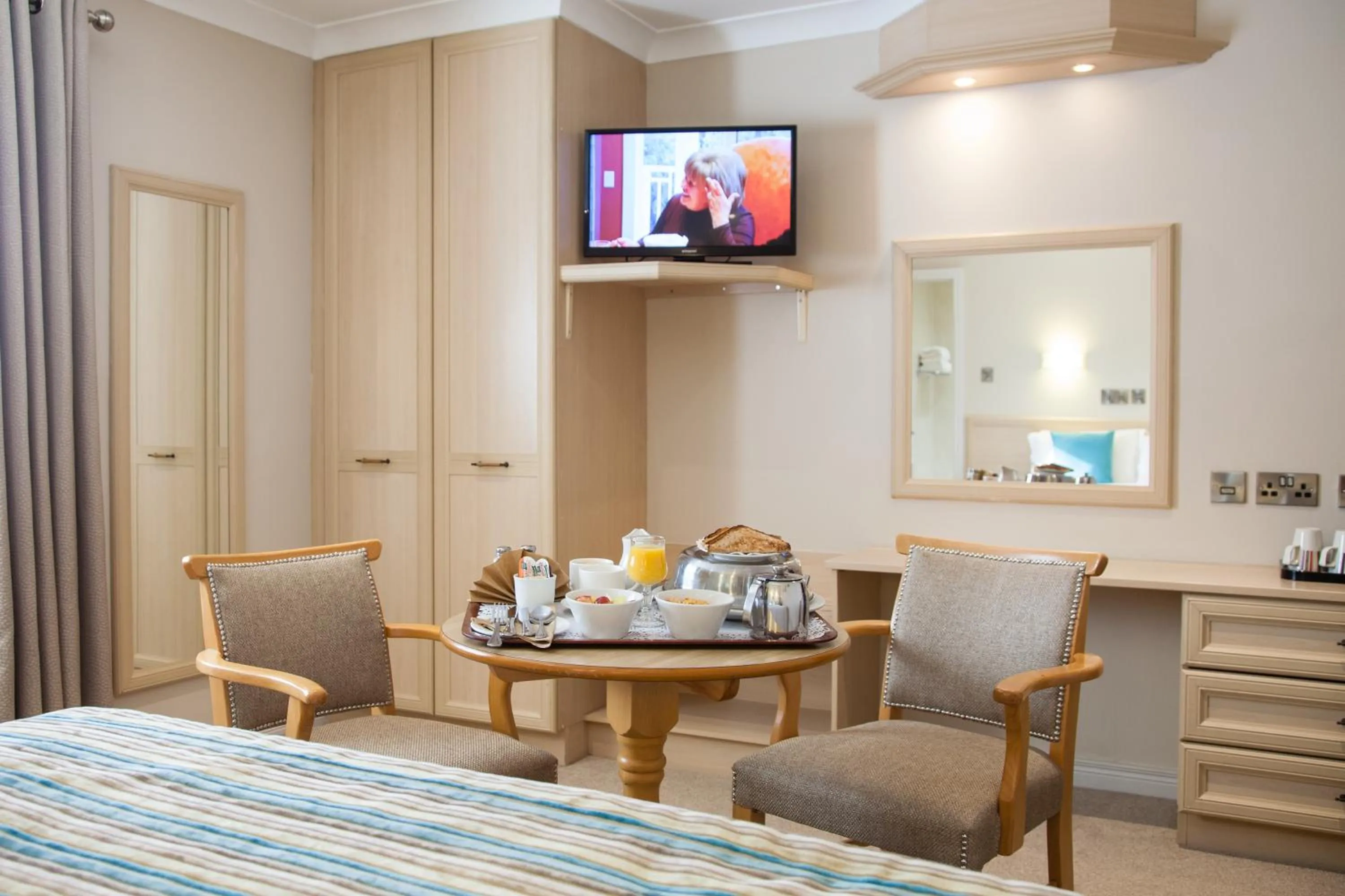 Seating area, Bed in The Lodge Hotel