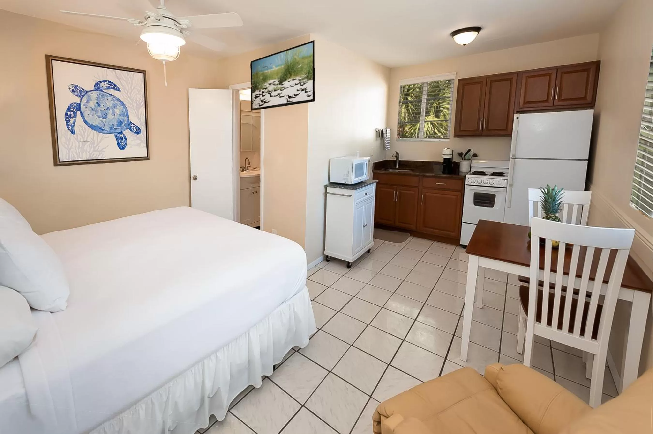 Kitchen or kitchenette, Bed in Cedar Cove Resort & Cottages