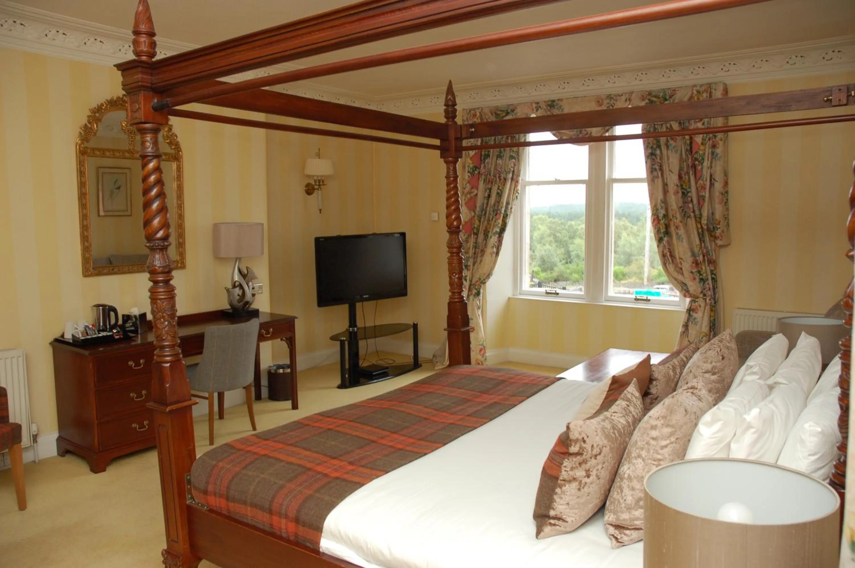 Bathroom, Bed in Boat Country Inn and Restaurant