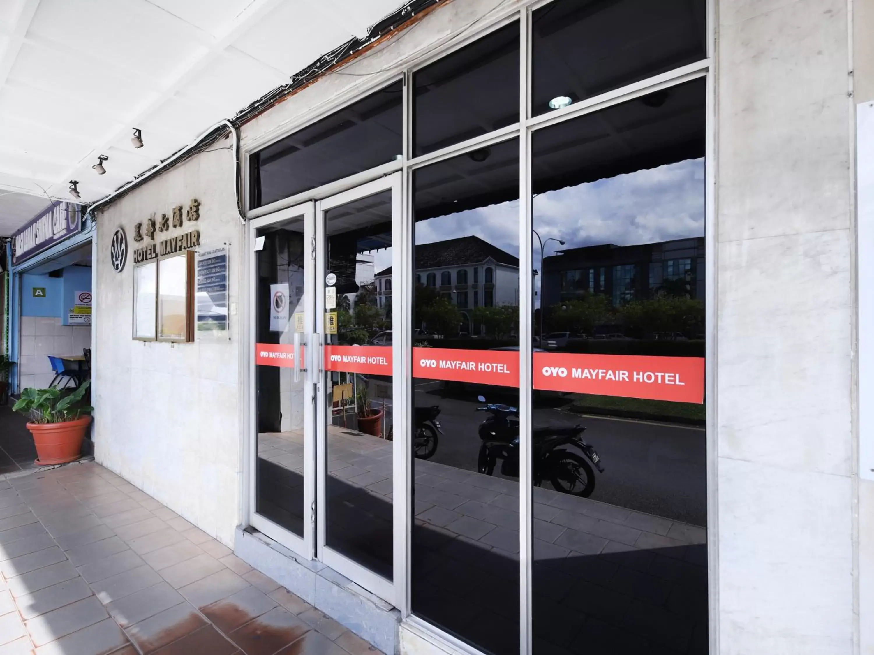 Facade/entrance in OYO 991 Mayfair Hotel