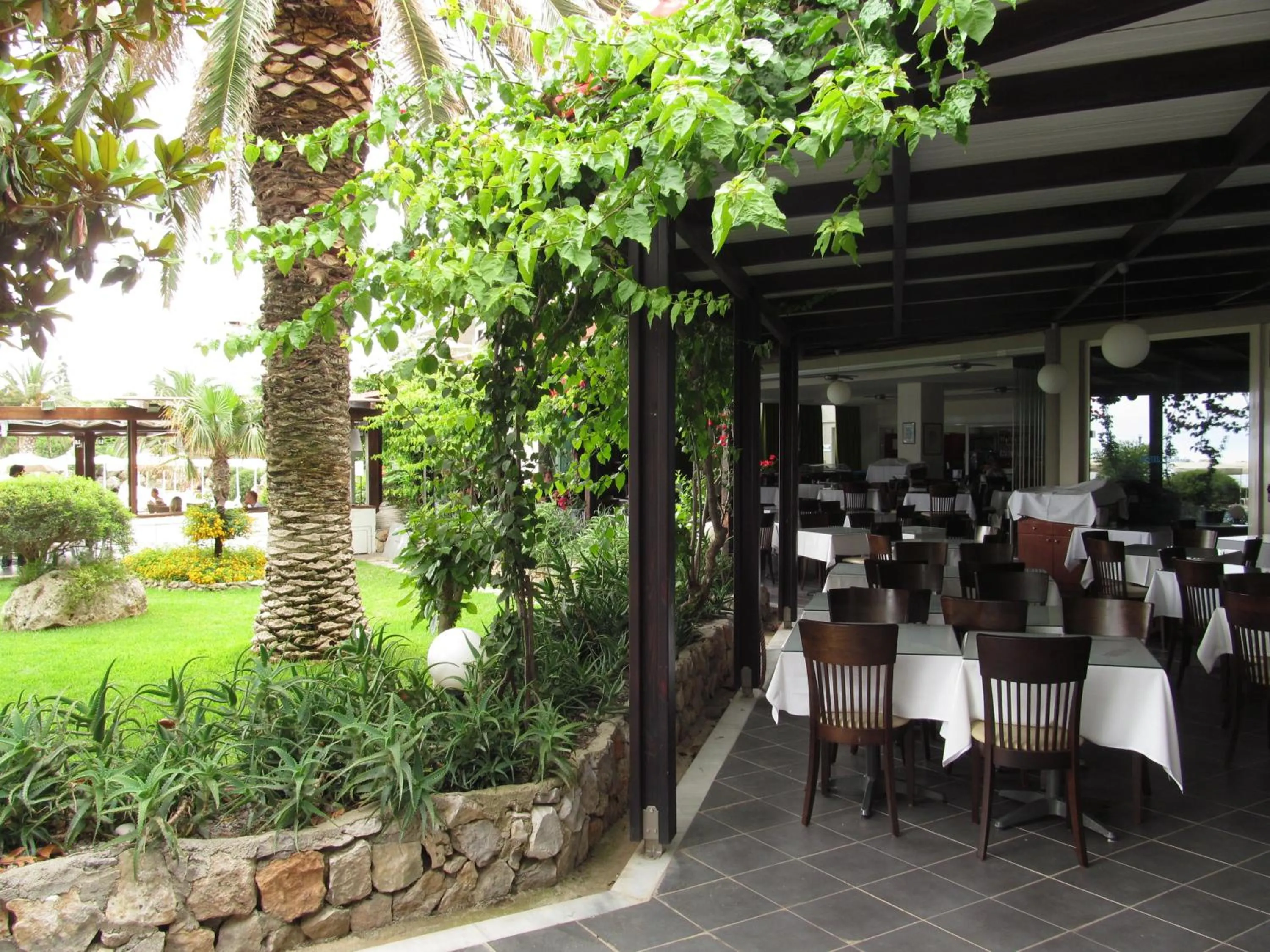 Restaurant/places to eat in Cathrin Hotel