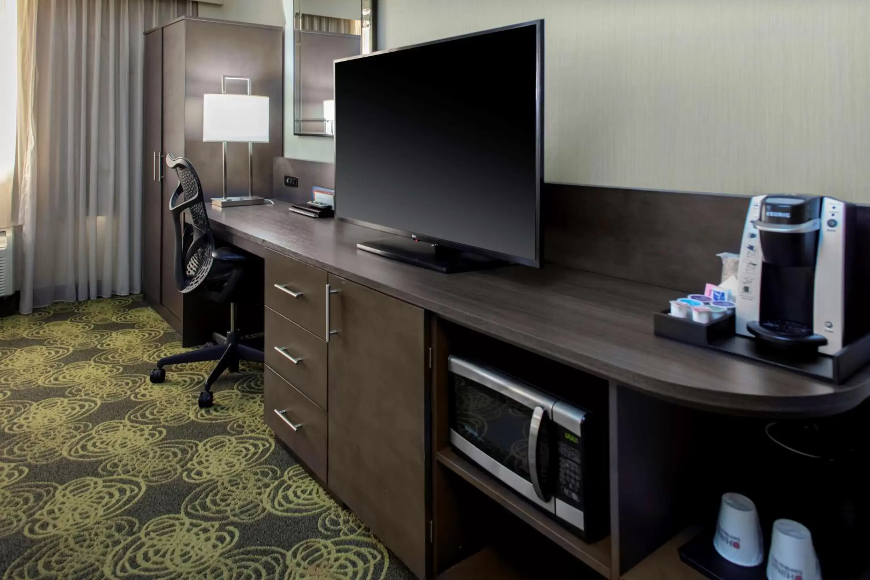 Bedroom, TV/Entertainment Center in Hilton Garden Inn Reagan National Airport