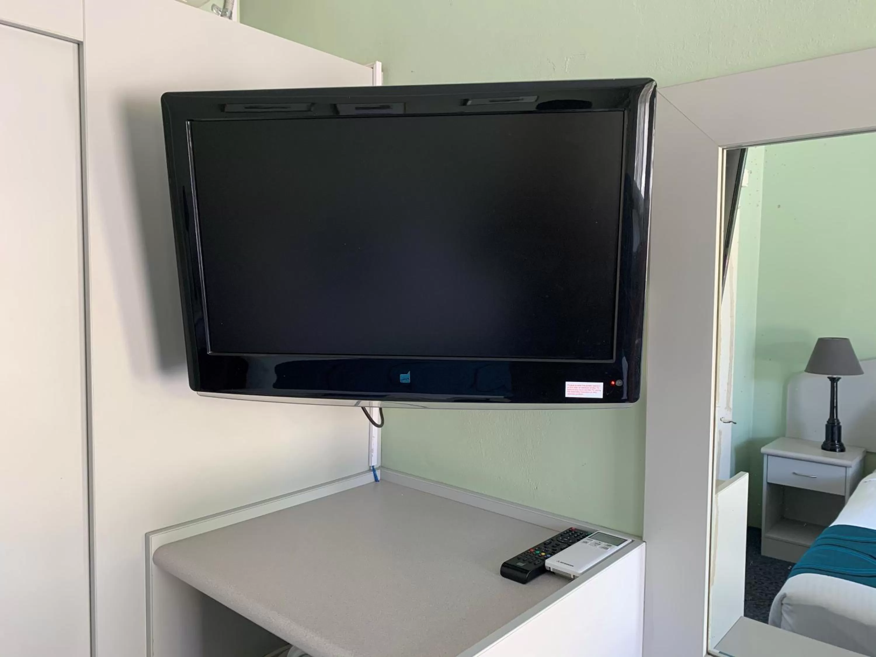 TV and multimedia in High Mountains Motor Inn