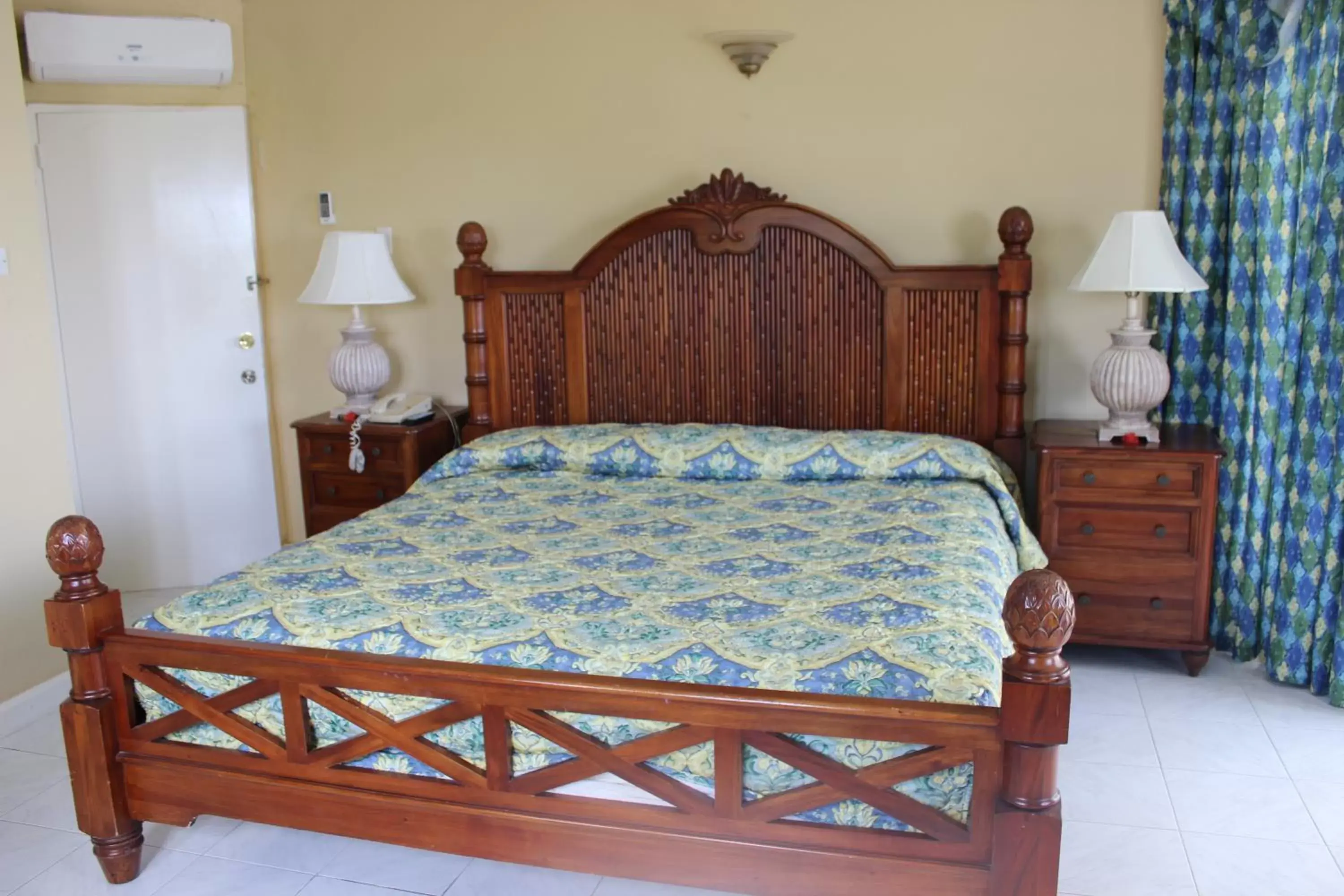 Photo of the whole room, Bed in Beachcomber Club Resort