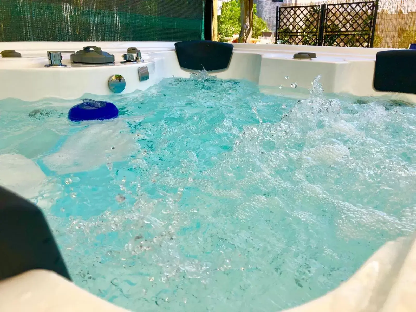 Hot Tub, Swimming Pool in B&B Trulli Donna Isabella