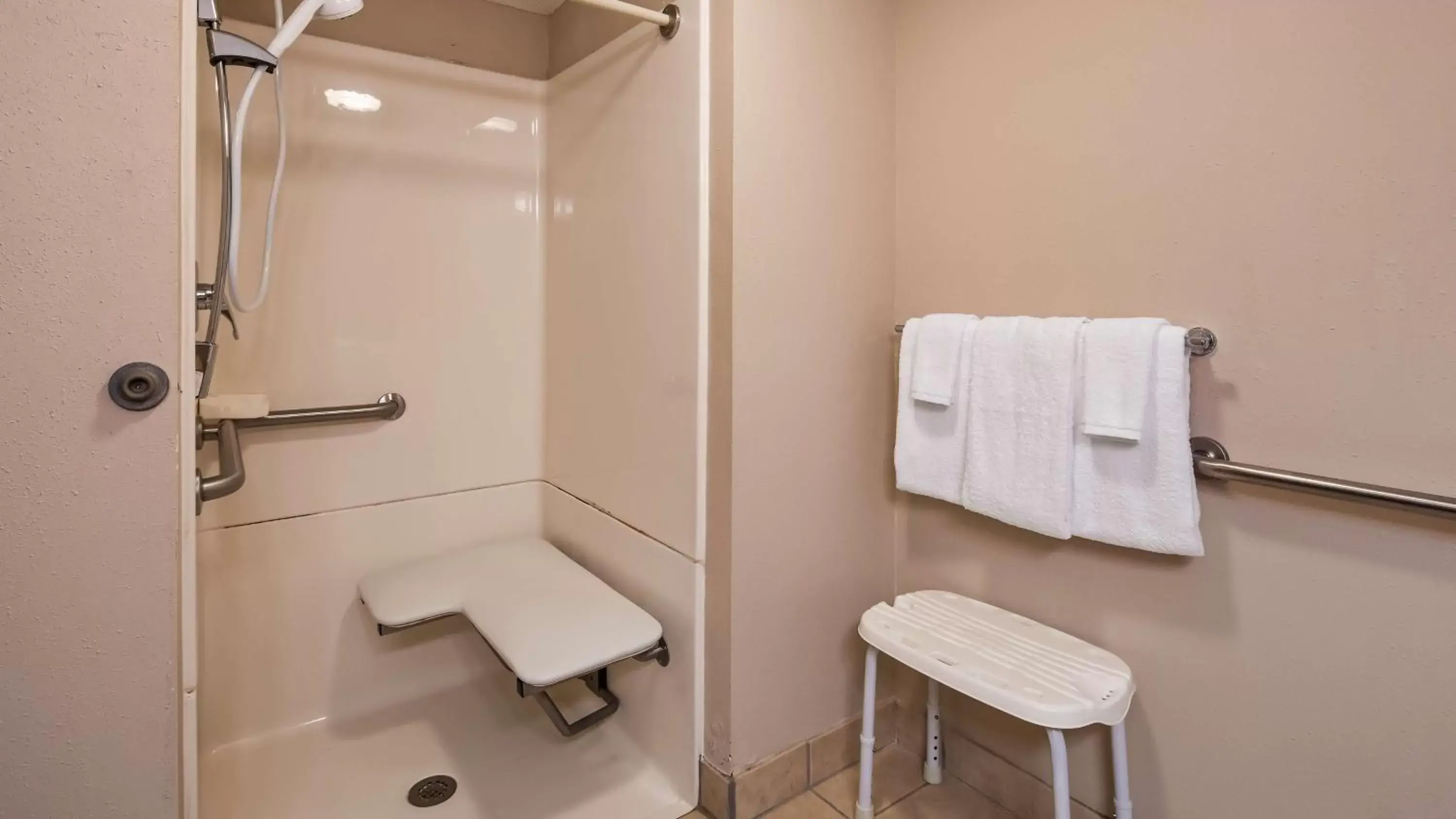 Photo of the whole room, Bathroom in Best Western Ramkota Hotel Aberdeen