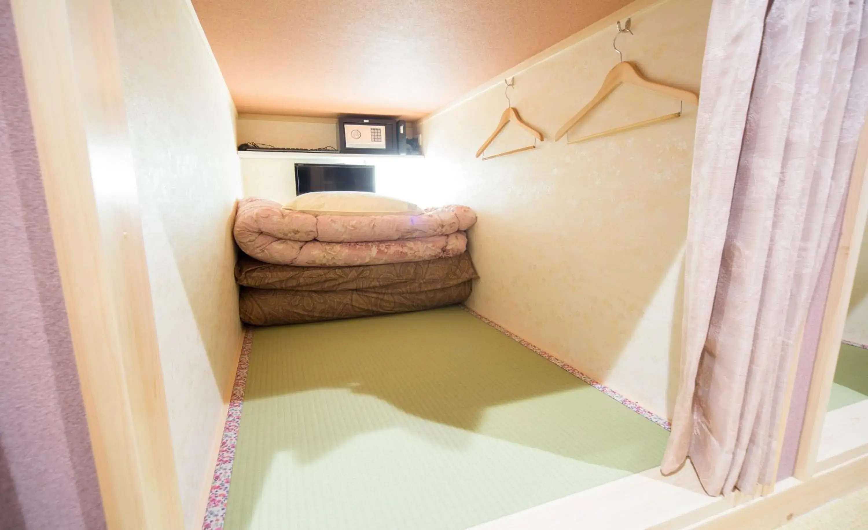 Decorative detail, Bed in Guesthouse Wasabi Nagoya Ekimae