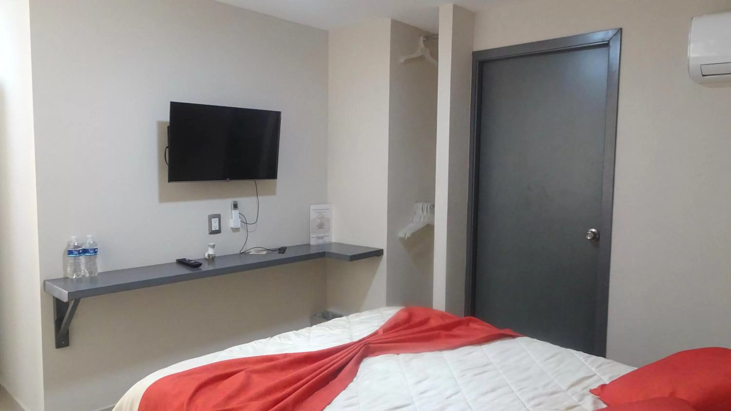 Bed, TV/Entertainment Center in Suites San Luis