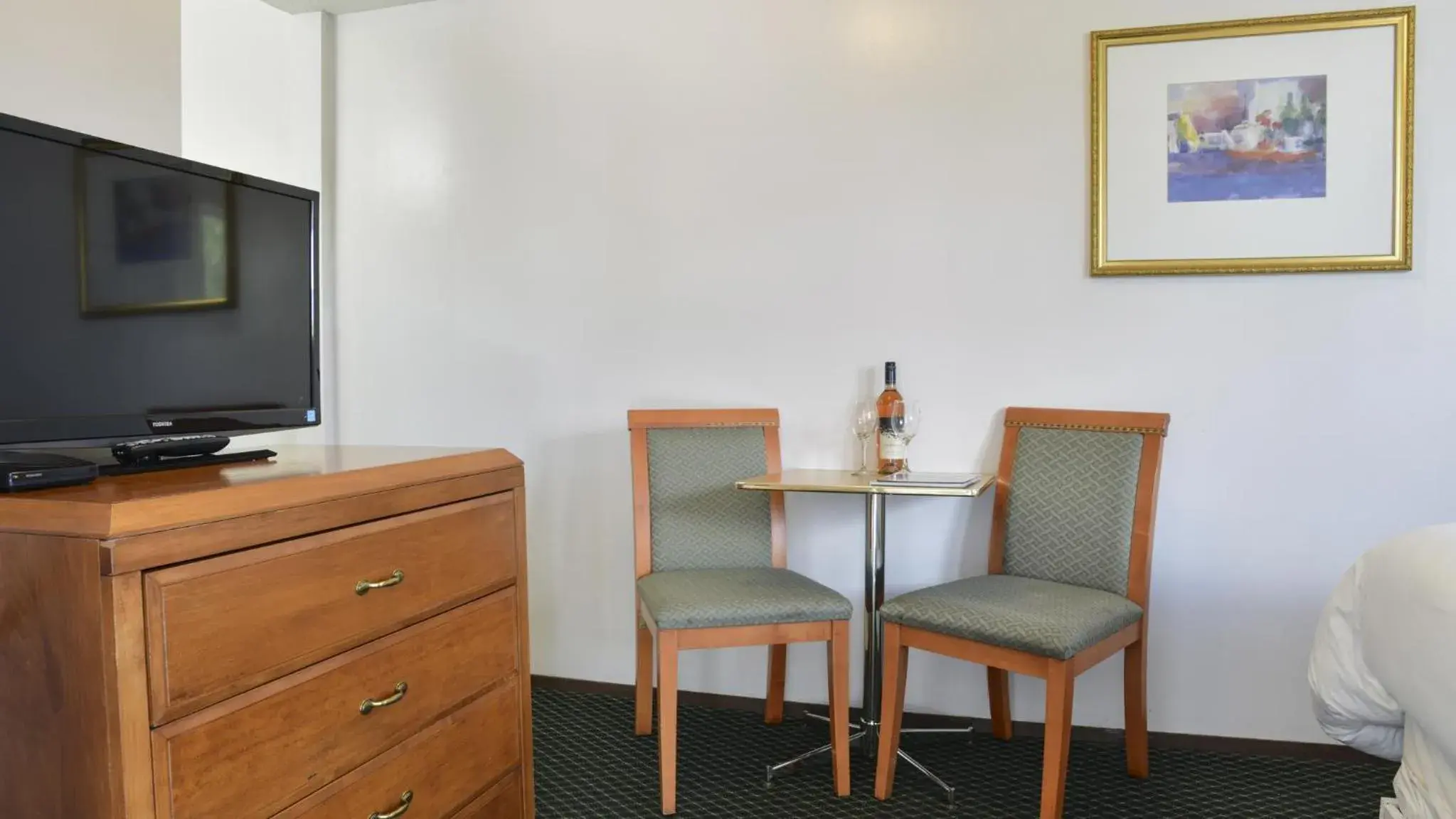 Living room, TV/Entertainment Center in Valley Star Motel