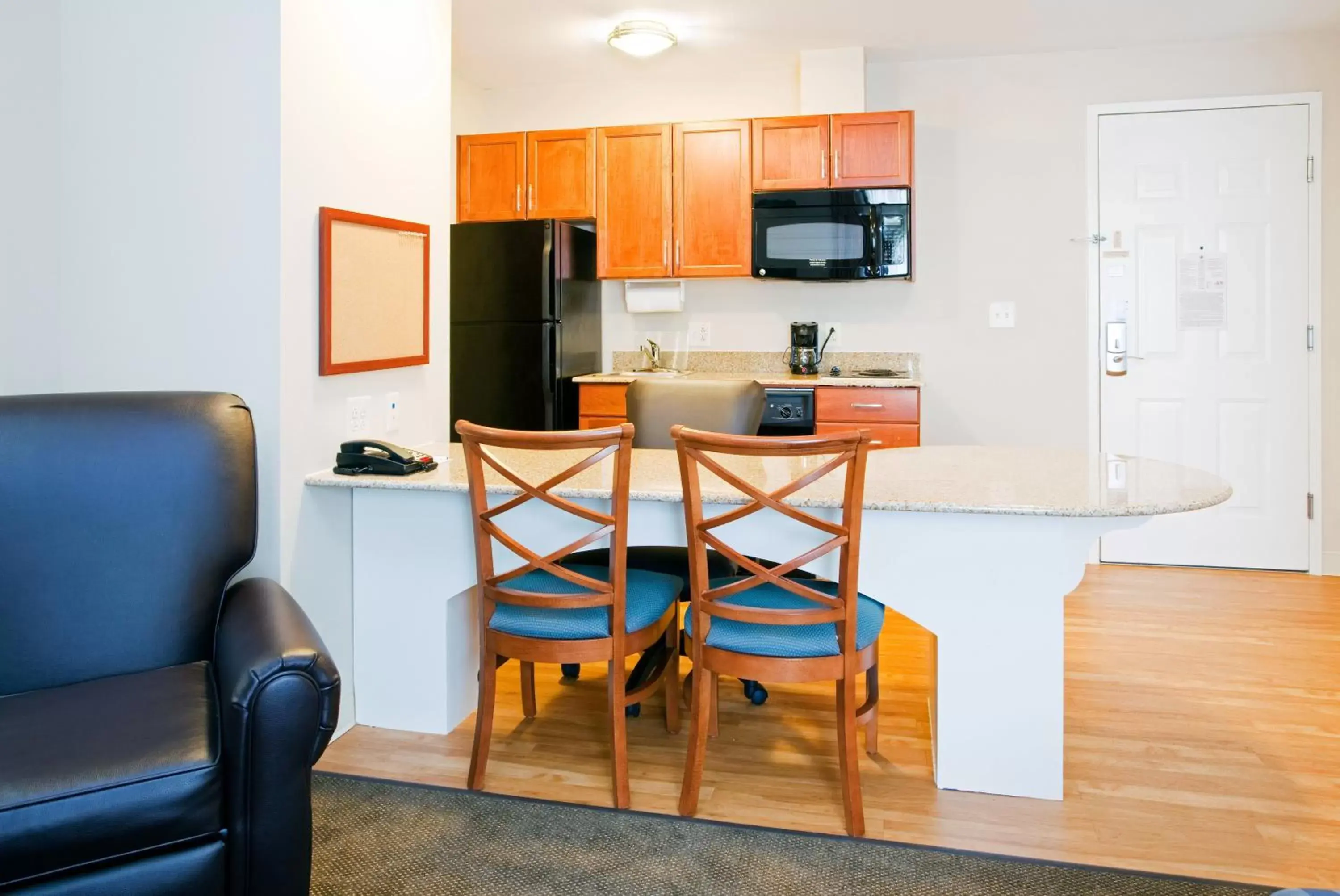 Photo of the whole room, Kitchen/Kitchenette in Candlewood Suites Jacksonville, an IHG Hotel