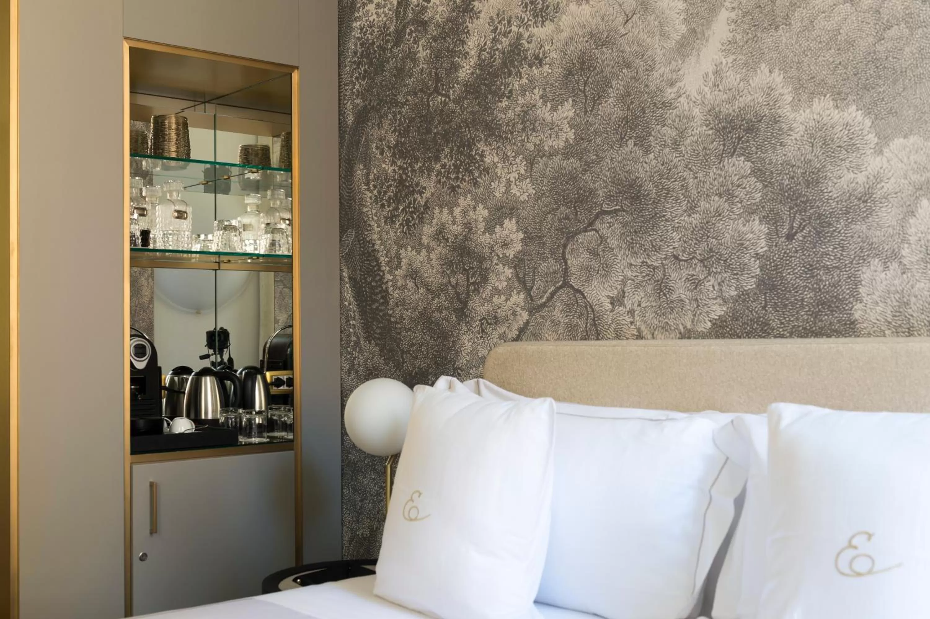 Coffee/tea facilities, Bed in Elizabeth Unique Hotel | a Member of Design Hotels™