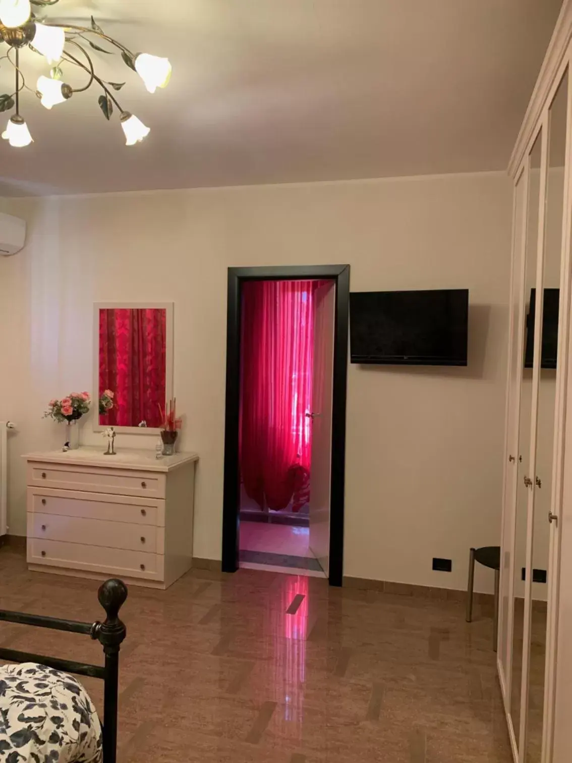 TV/Entertainment Center in B & B Villa Fiorella