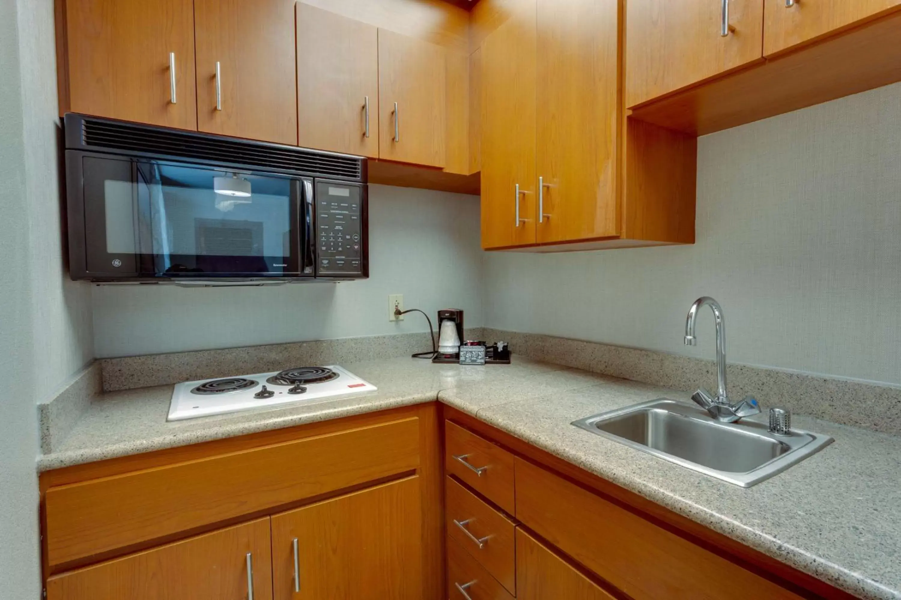 Photo of the whole room, Kitchen/Kitchenette in Drury Inn & Suites Hayti Caruthersville