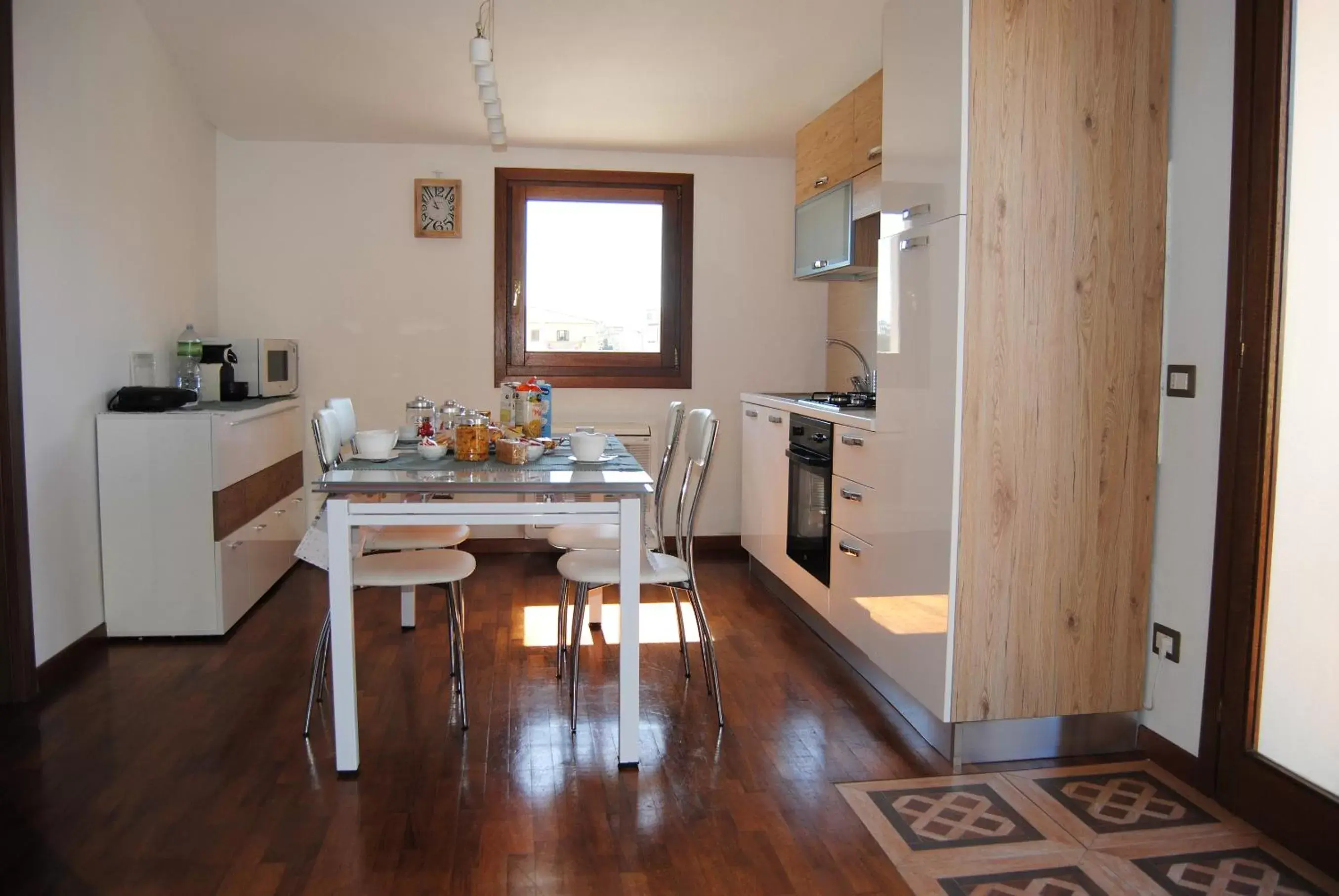 Kitchen or kitchenette, Dining Area in B&B Kenzia