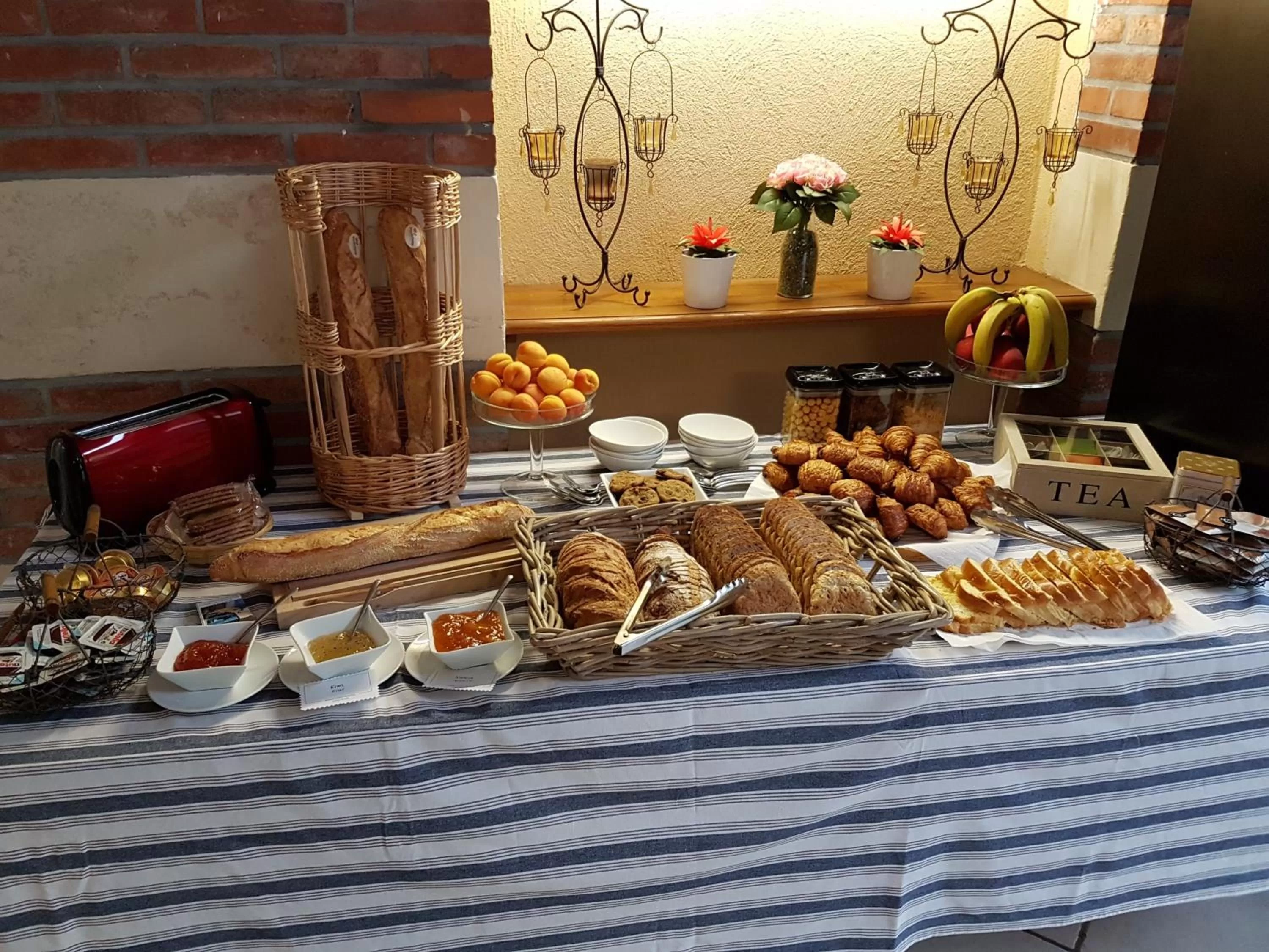 Continental breakfast in B&B Domaine de La Corbe