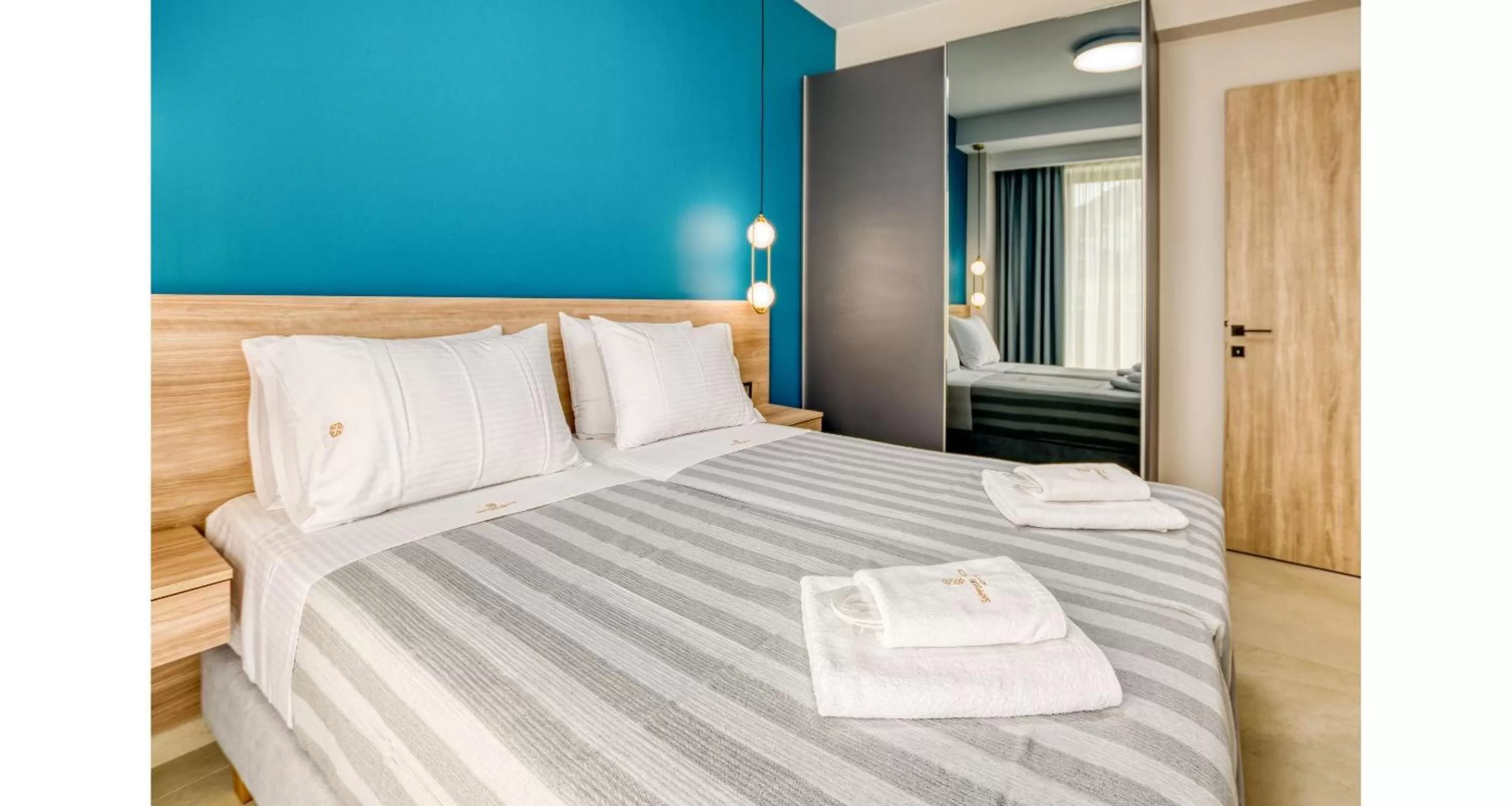 Photo of the whole room, Bed in Sapphire Horizon Suites