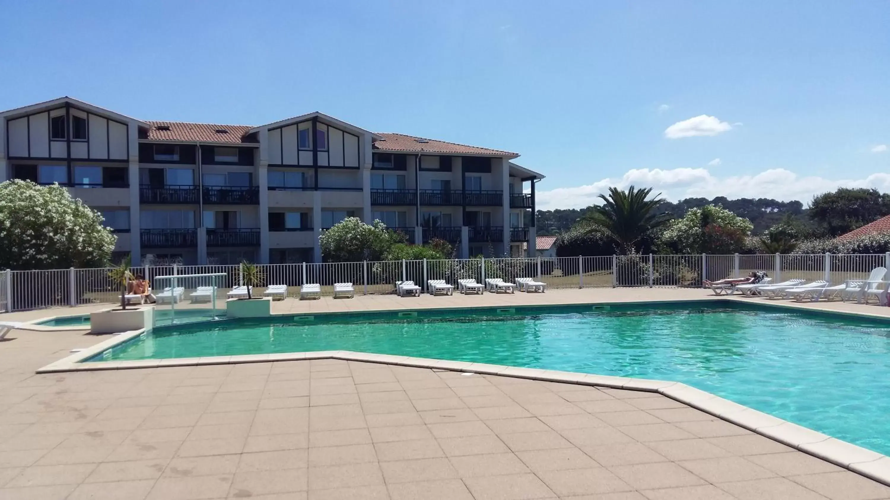 Property building, Swimming Pool in Résidence Mer & Golf Ilbarritz