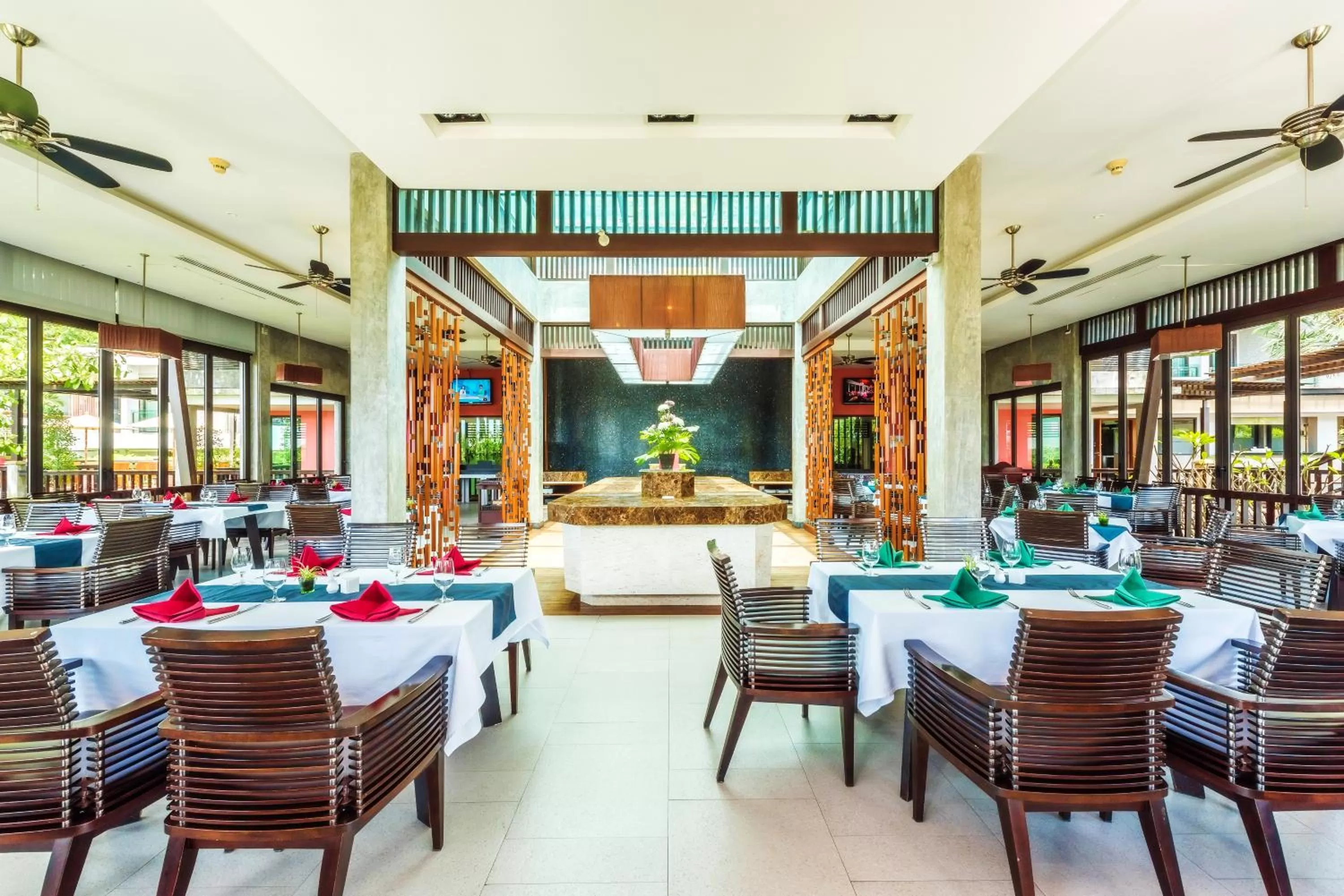 Restaurant/places to eat in Wyndham Sea Pearl Resort, Phuket