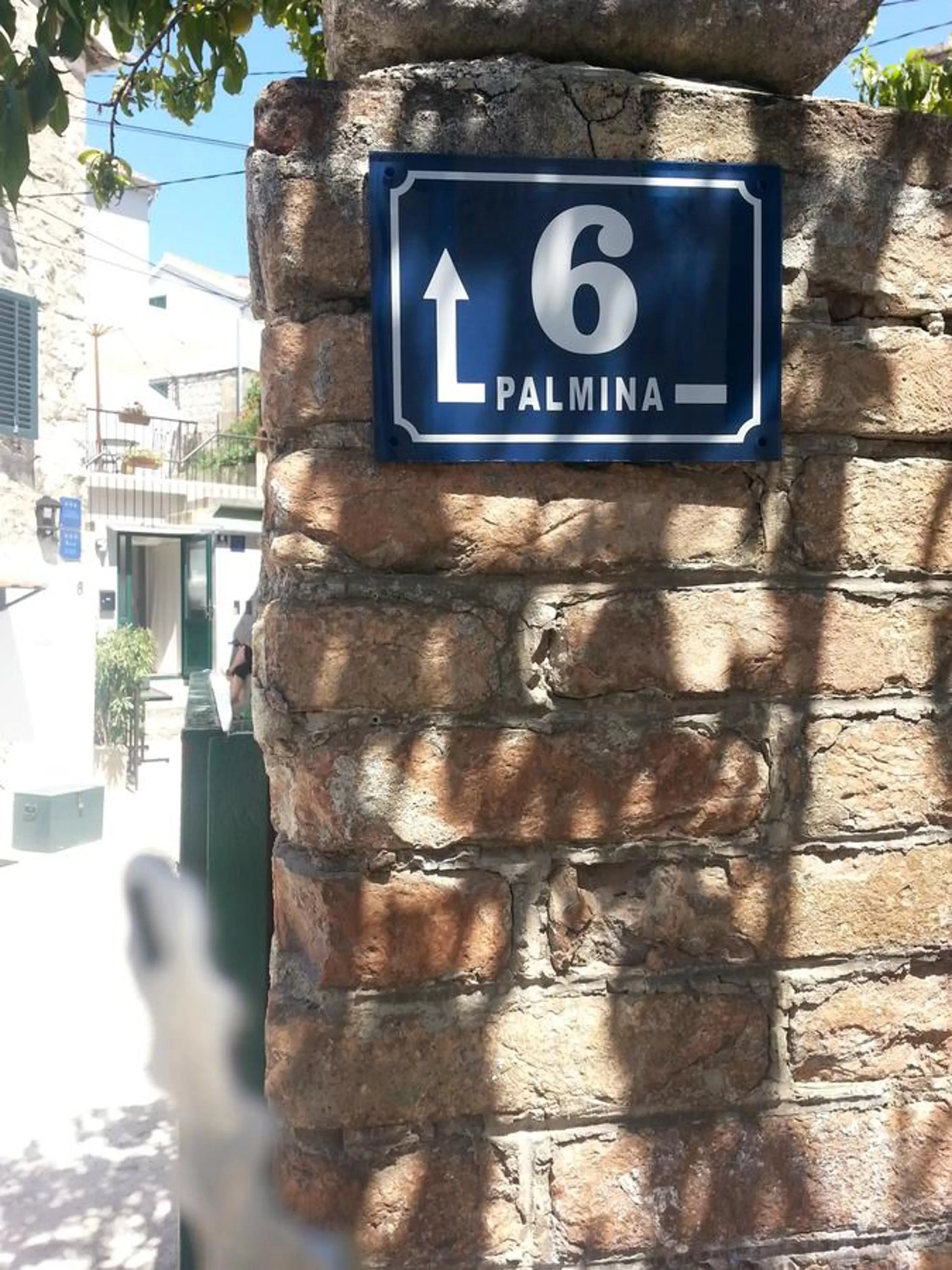 Facade/entrance in Golden B&B