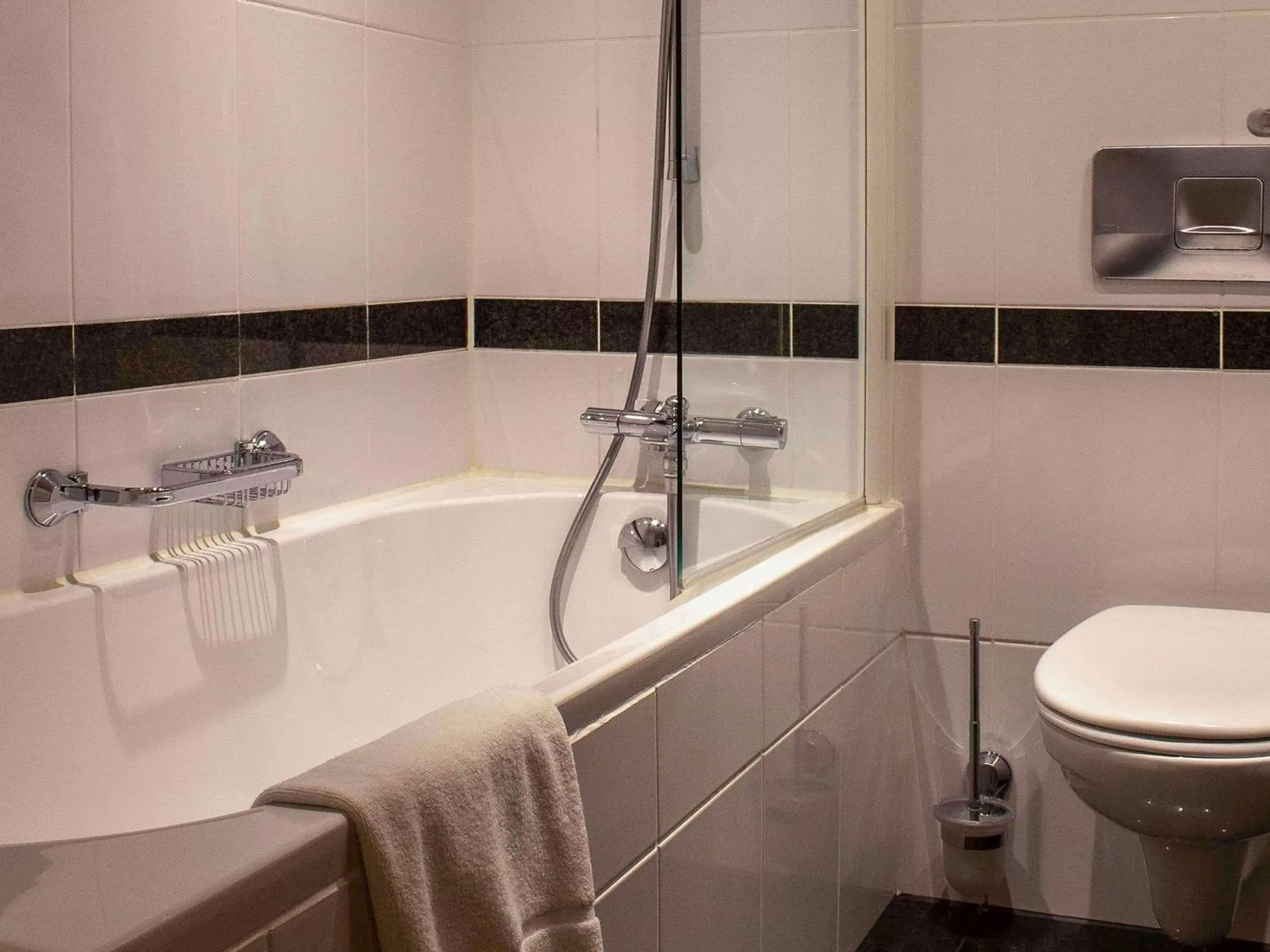 Photo of the whole room, Bathroom in Swissôtel Amsterdam