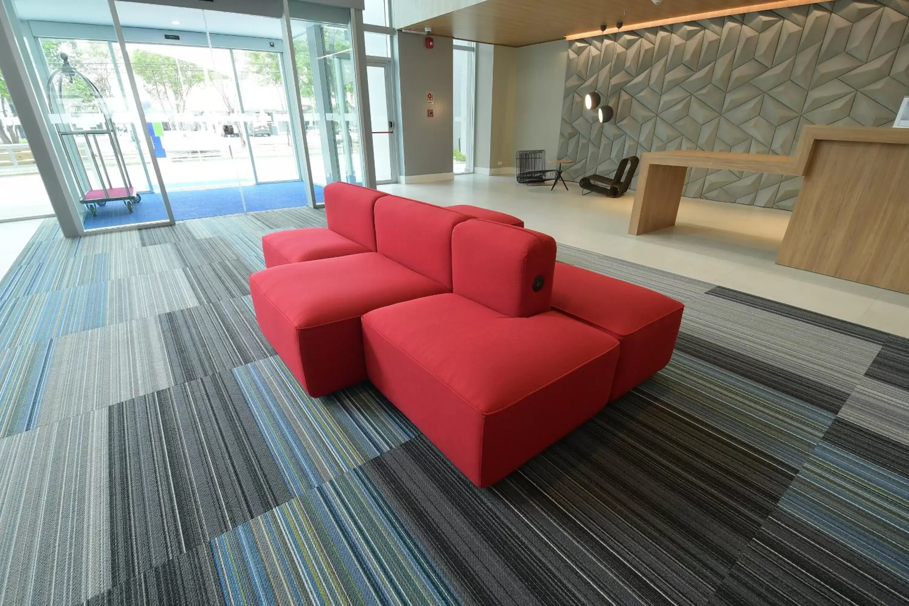 Property building, Seating Area in Holiday Inn Express Asuncion Aviadores , an IHG Hotel