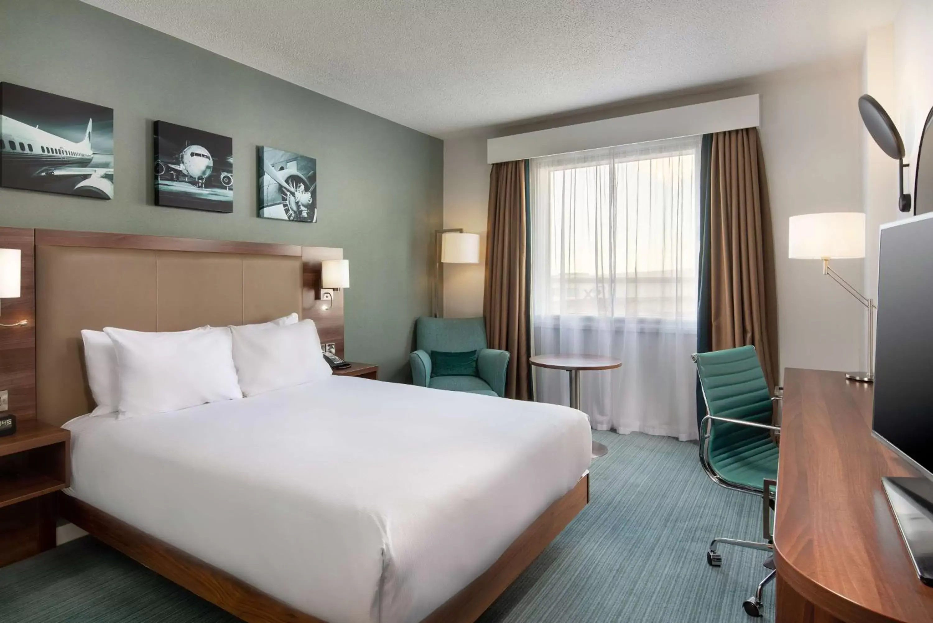 Bedroom, Bed in Hilton Garden Inn London Heathrow Airport Bedroom, Bed in Hilton Garden Inn London Heathrow Airport