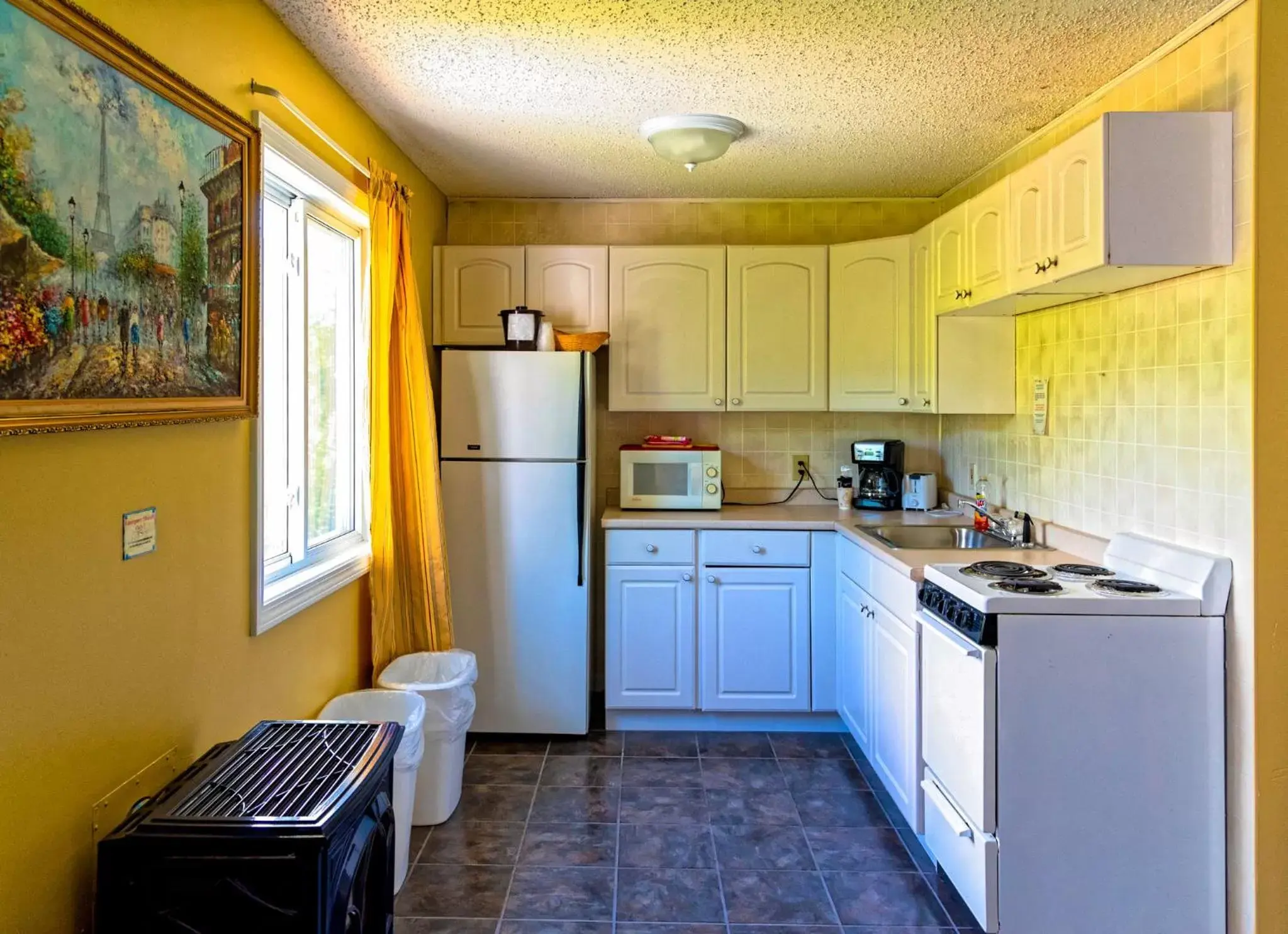 Kitchen/Kitchenette in Parker's Motel