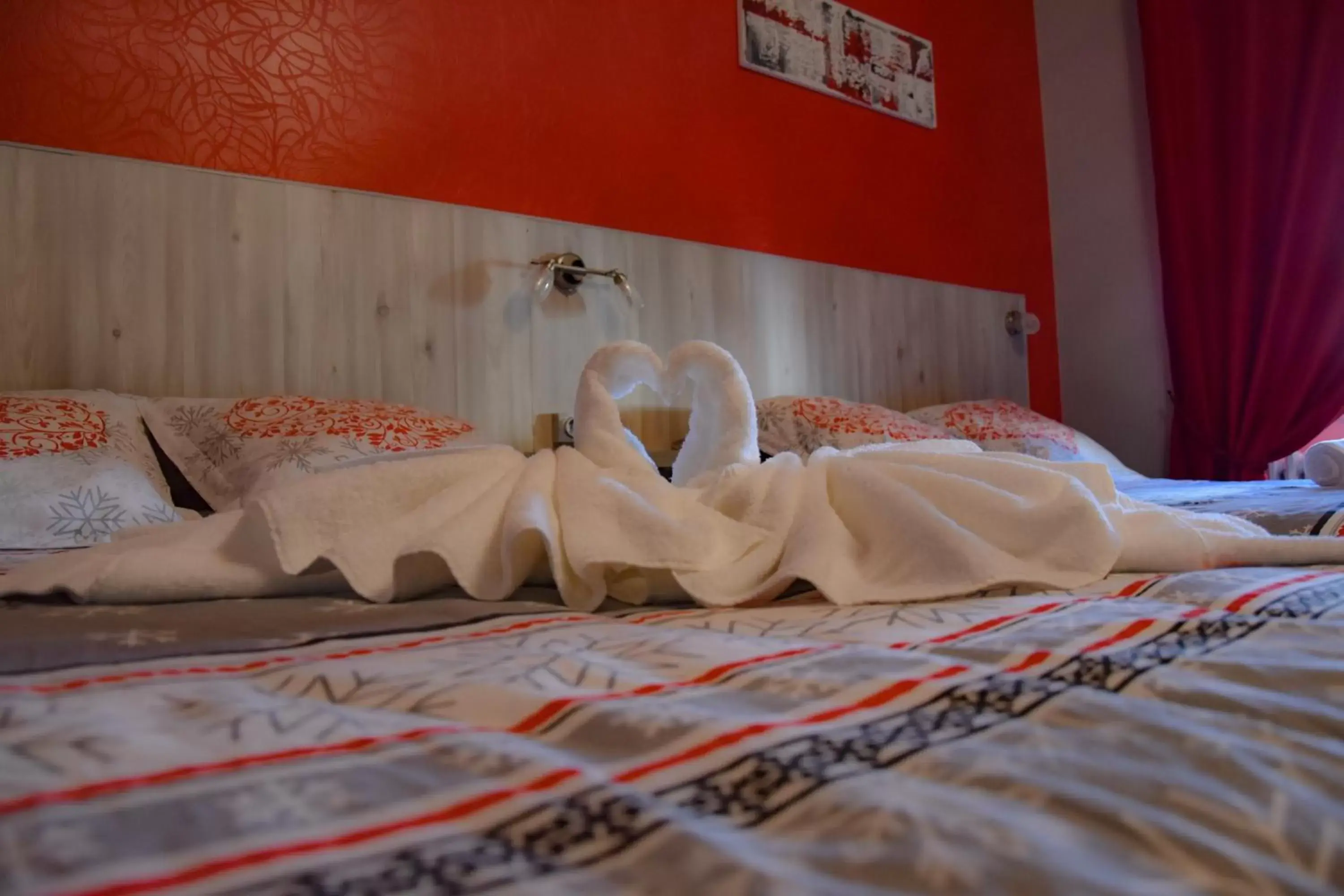 towels, Bed in Hotel des Remparts