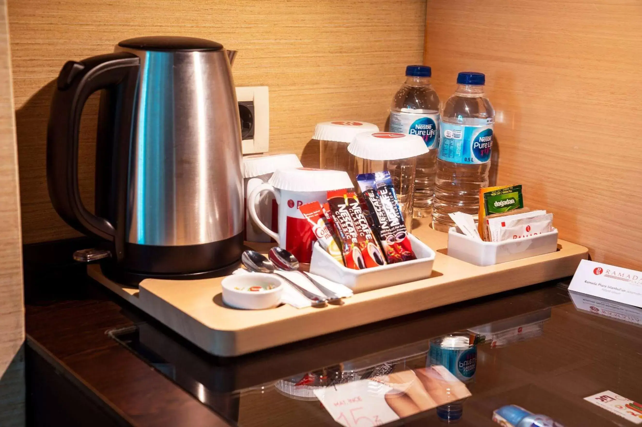Photo of the whole room, Coffee/Tea Facilities in Ramada Plaza By Wyndham Istanbul City Center