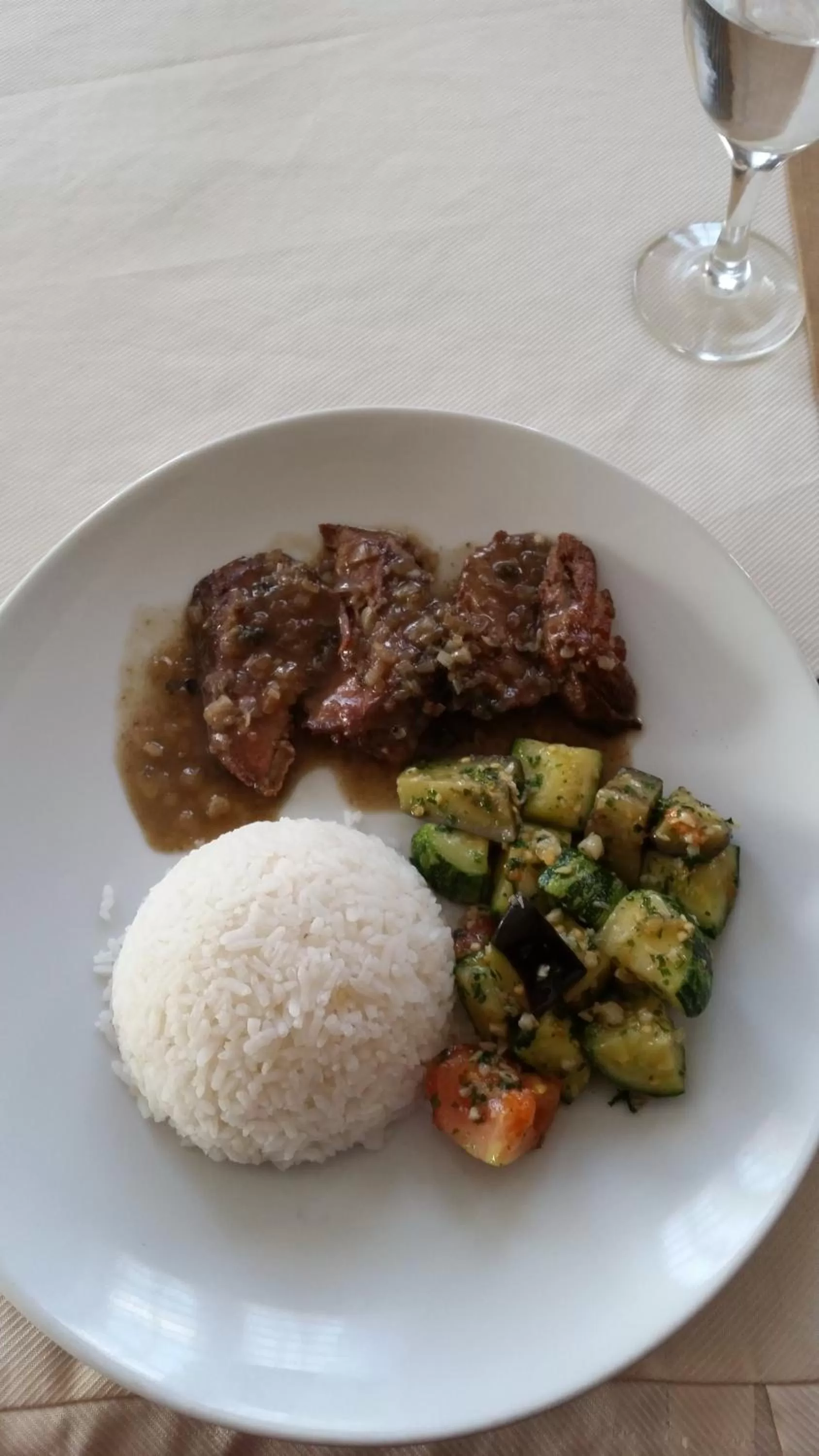 Restaurant/places to eat in Relais De La Haute Ville Tana