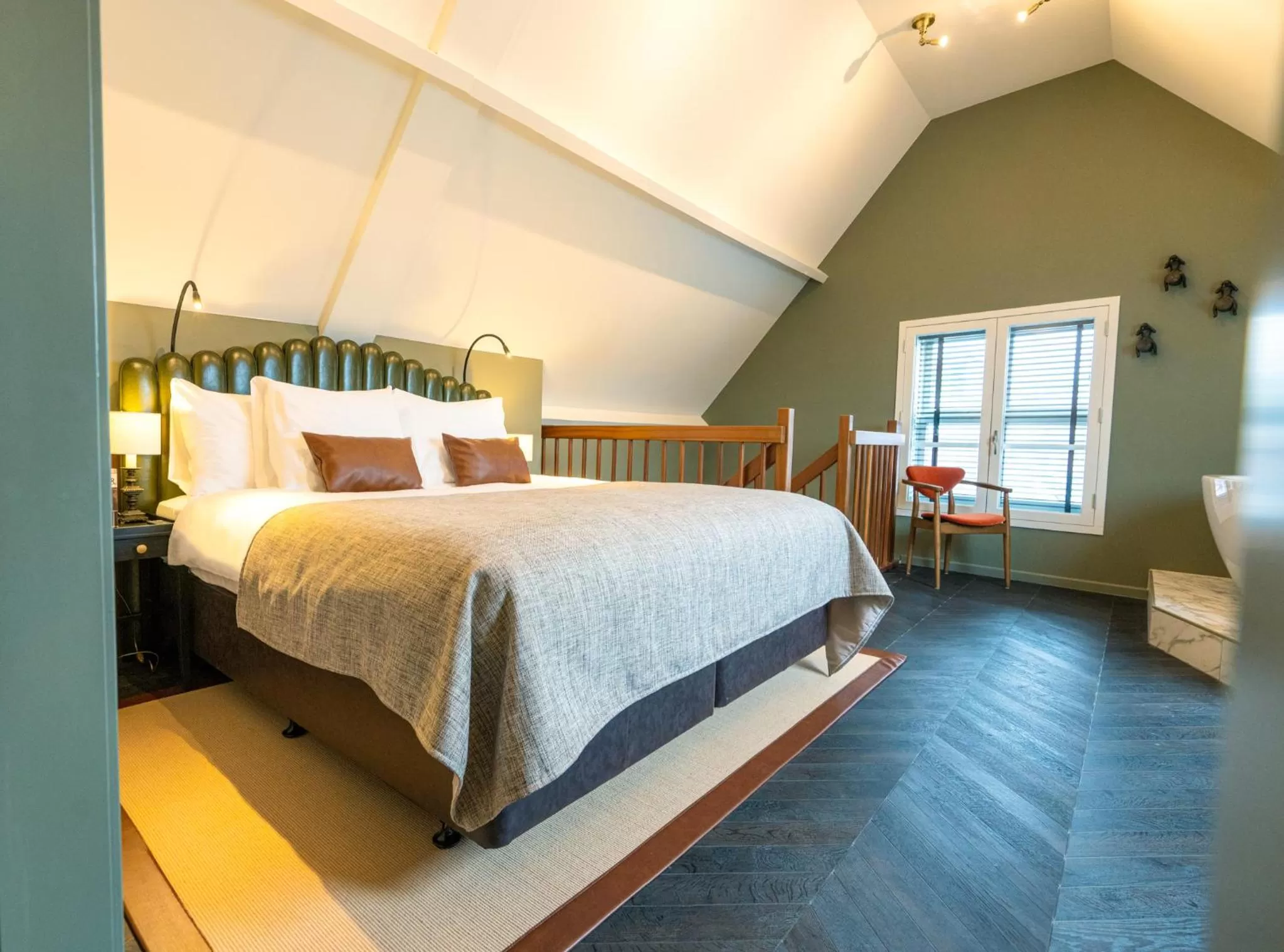 Photo of the whole room, Bed in The Collector