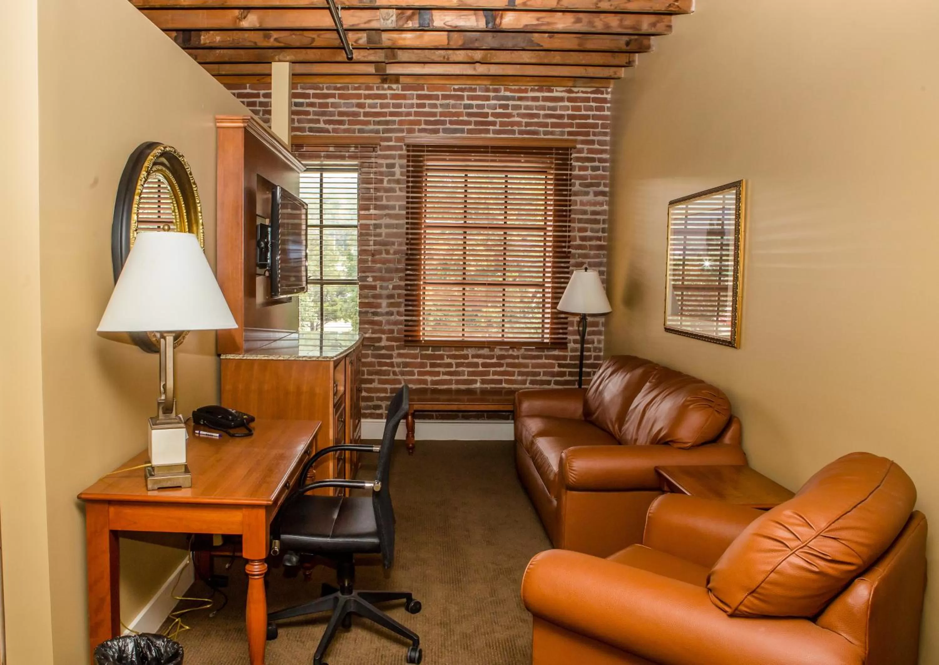 TV and multimedia in Jackson Park Inn, an Ascend Collection Hotel