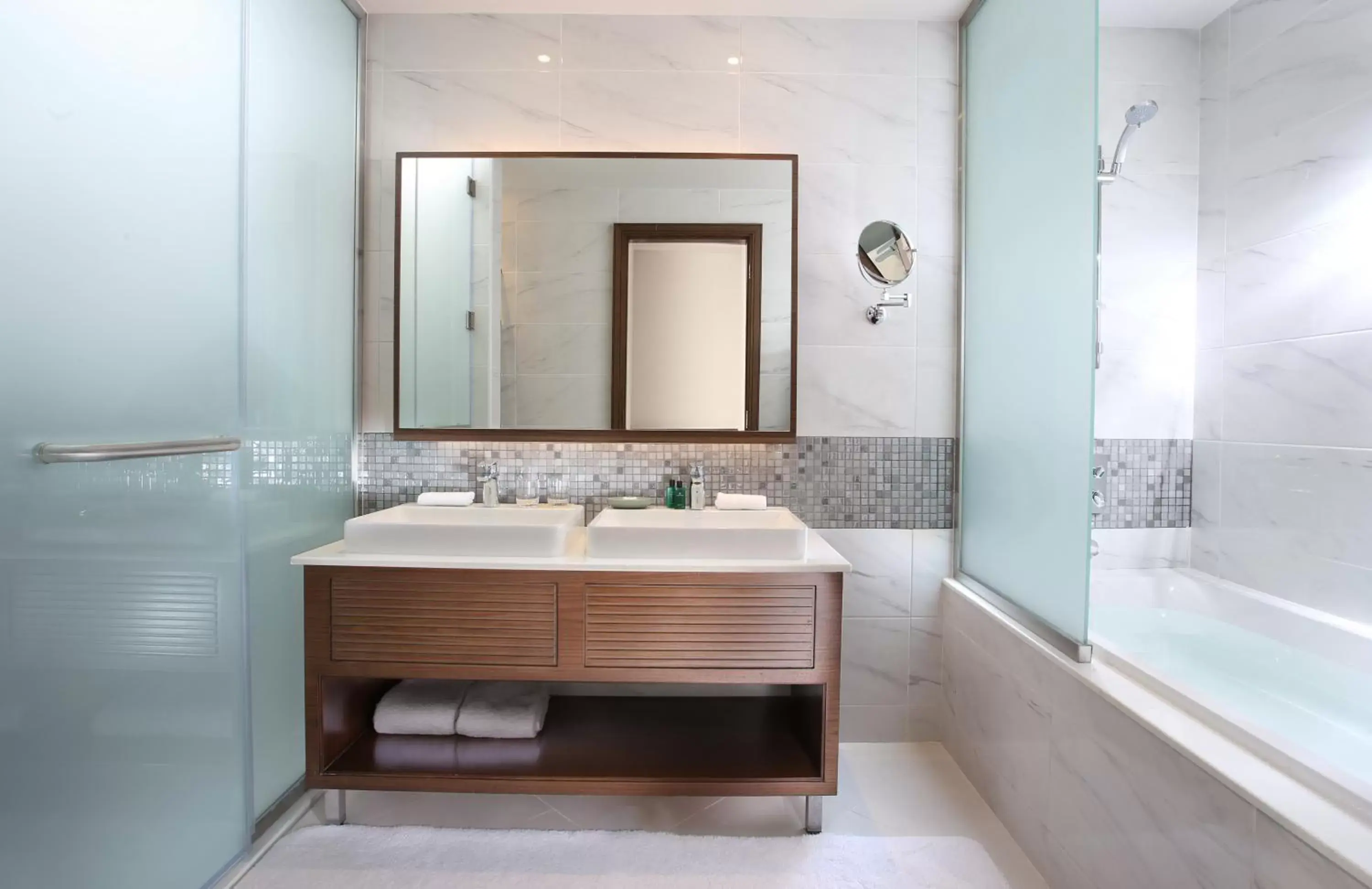 Toilet, Bathroom in Metropolitan Hotel Dubai