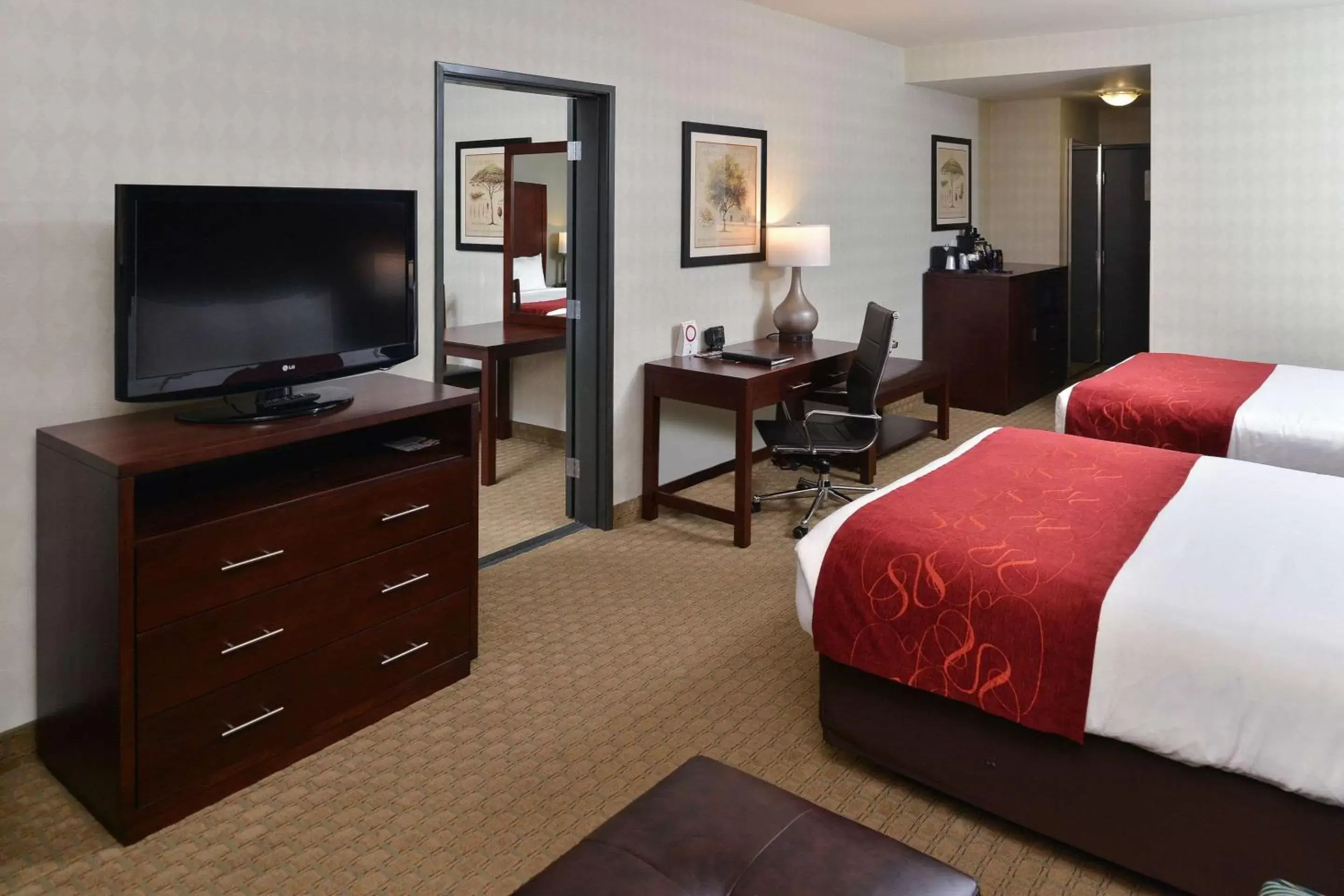 Photo of the whole room, TV/Entertainment Center in Comfort Suites Airport Tukwila Seattle