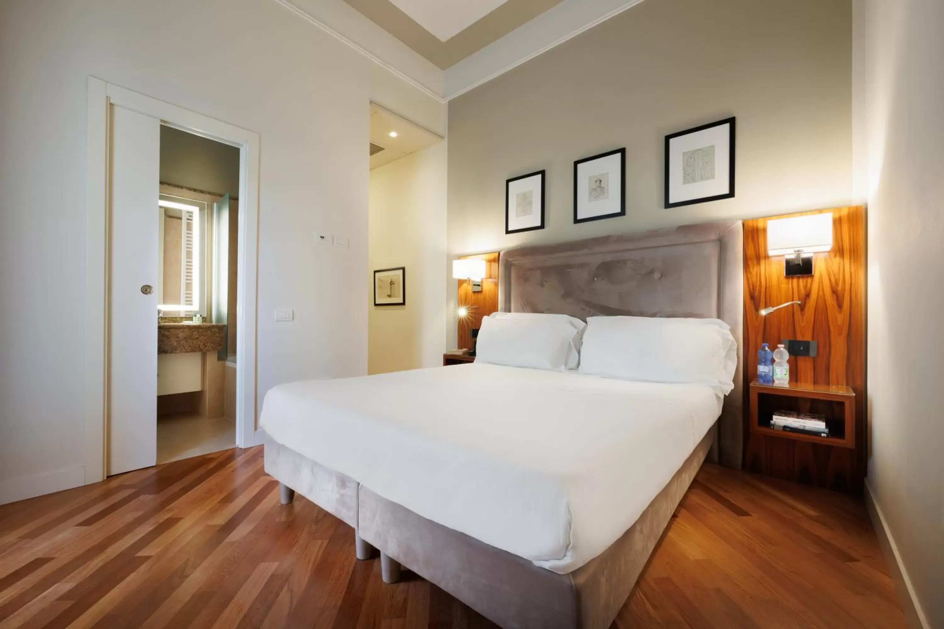 Bedroom, Bed in Hotel Embassy