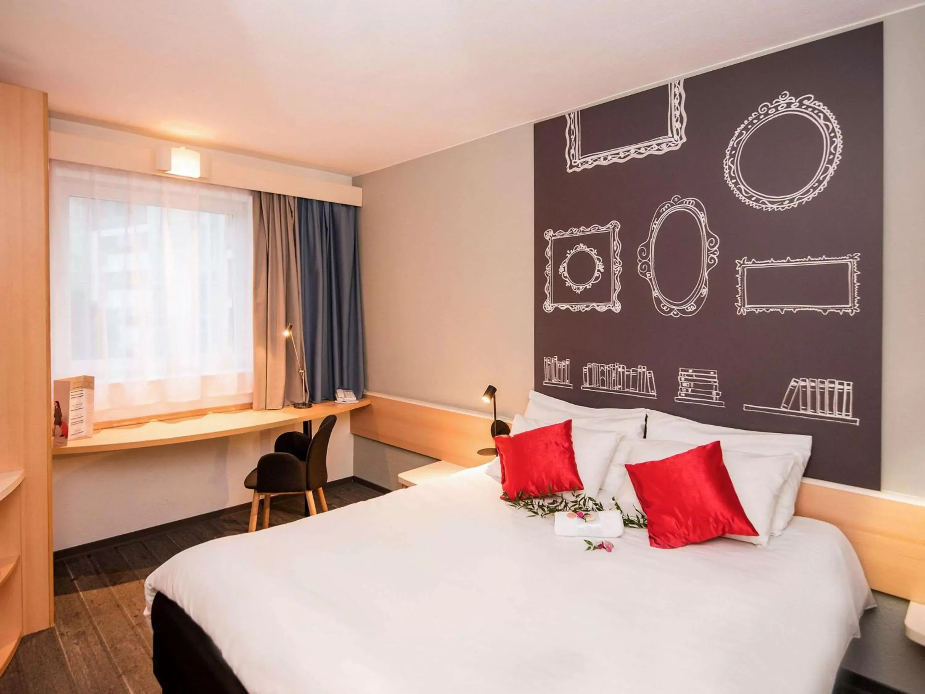 Photo of the whole room in Ibis Poznan Stare Miasto