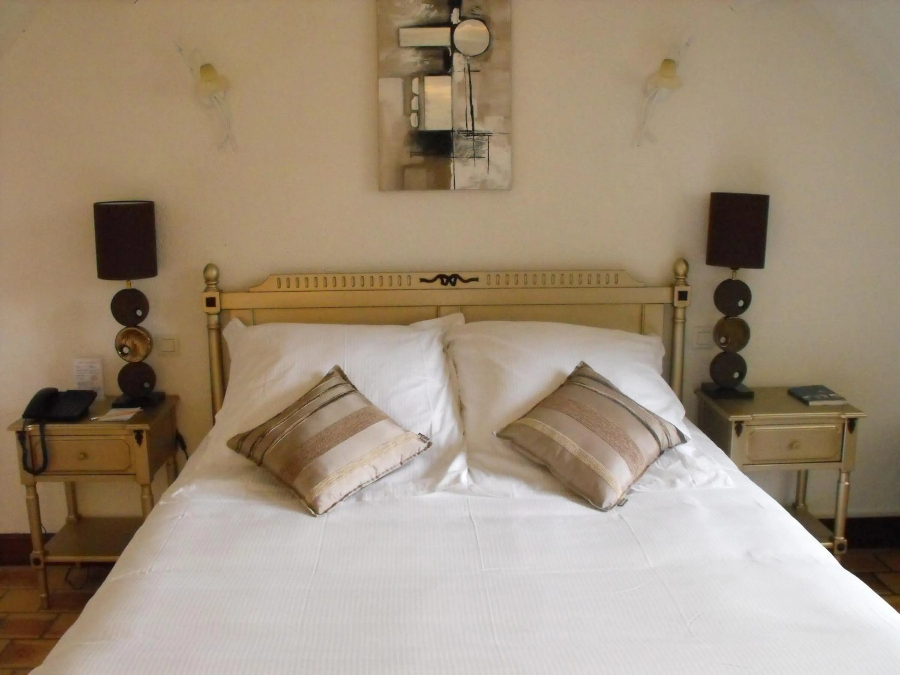 Bed in L'Orée des Chênes, The Originals Relais