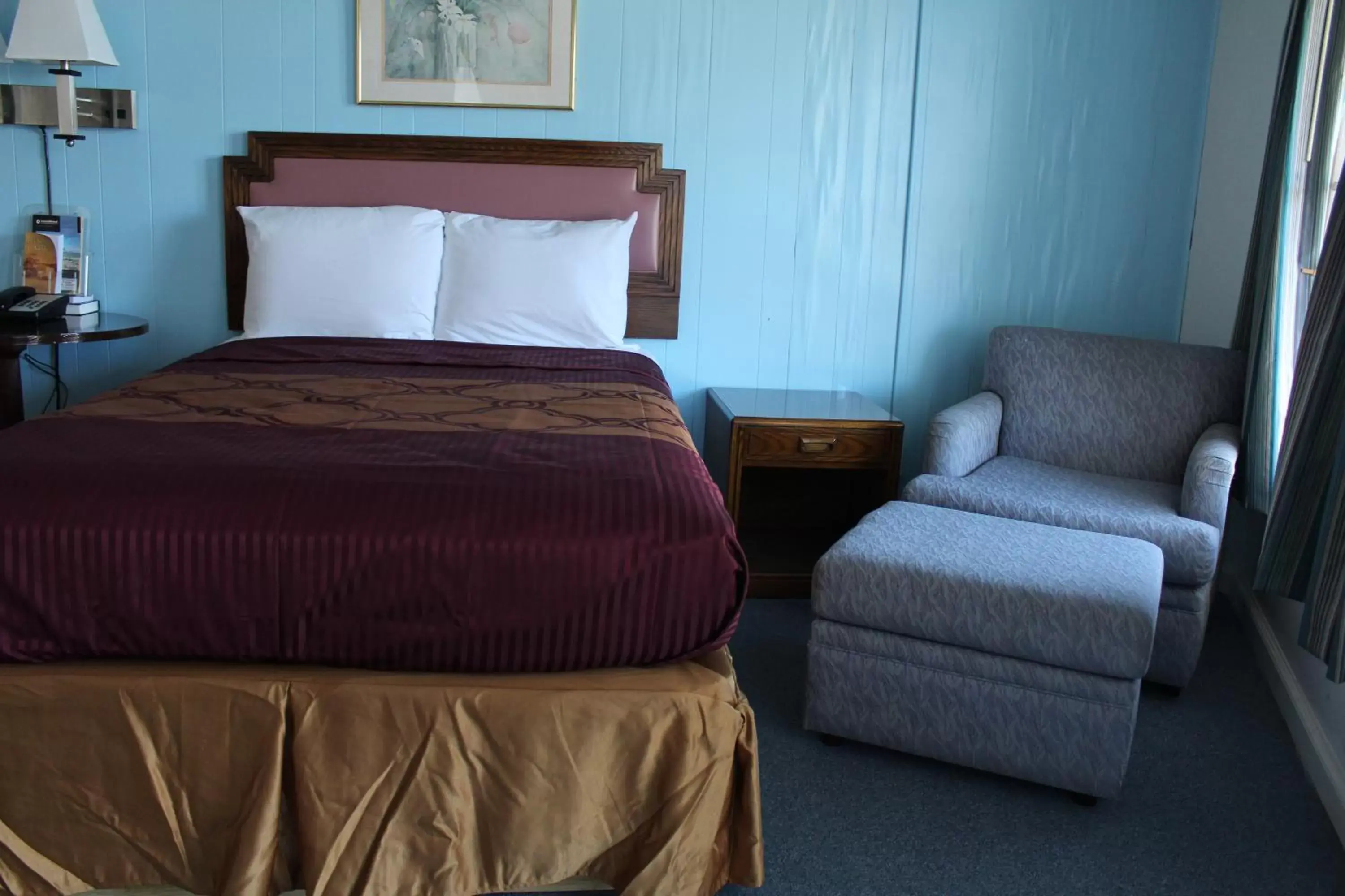 Seating area, Bed in Royal Inn Motel