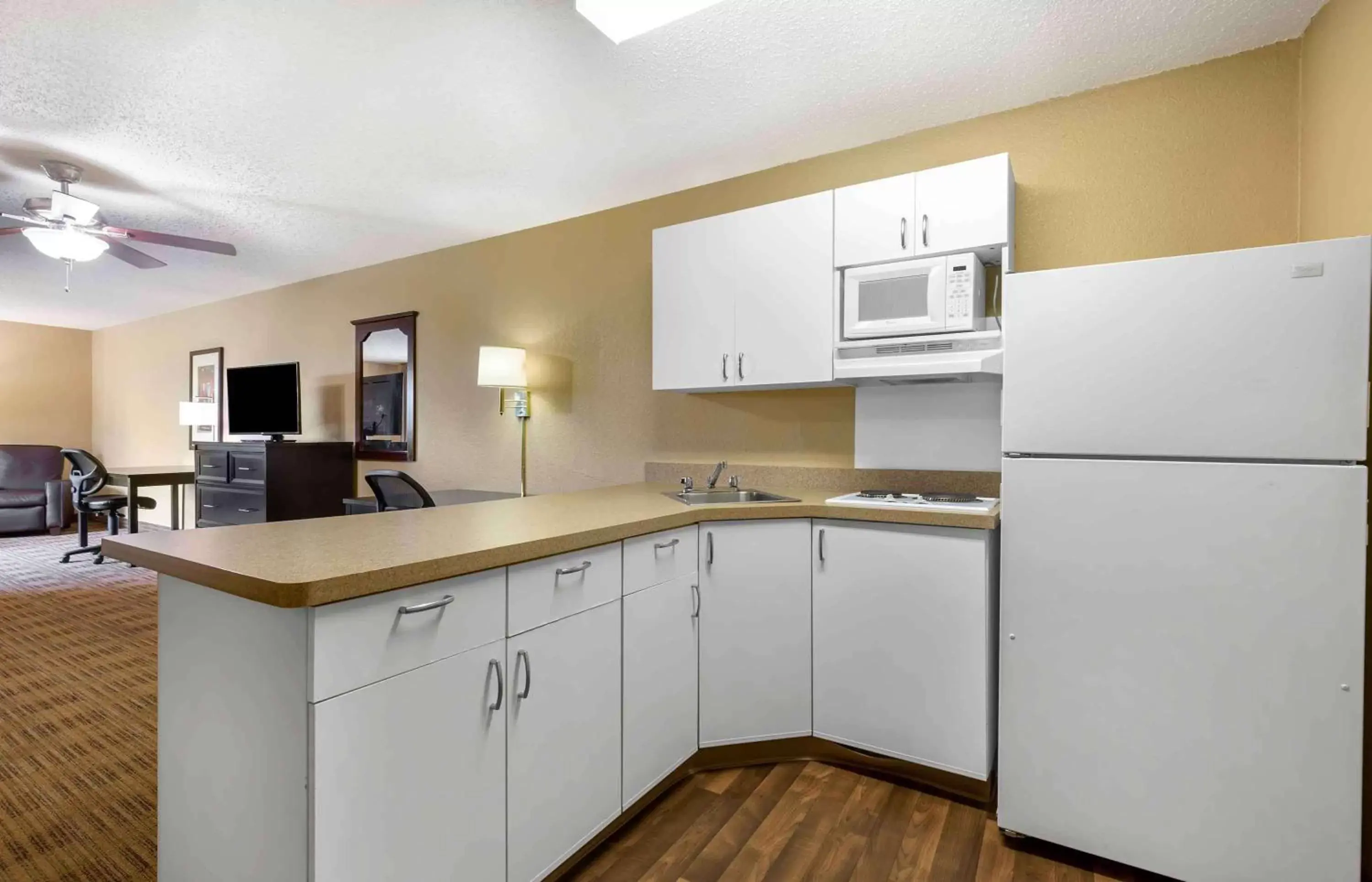 Bedroom, Kitchen/Kitchenette in Extended Stay America Suites - Baltimore - Timonium